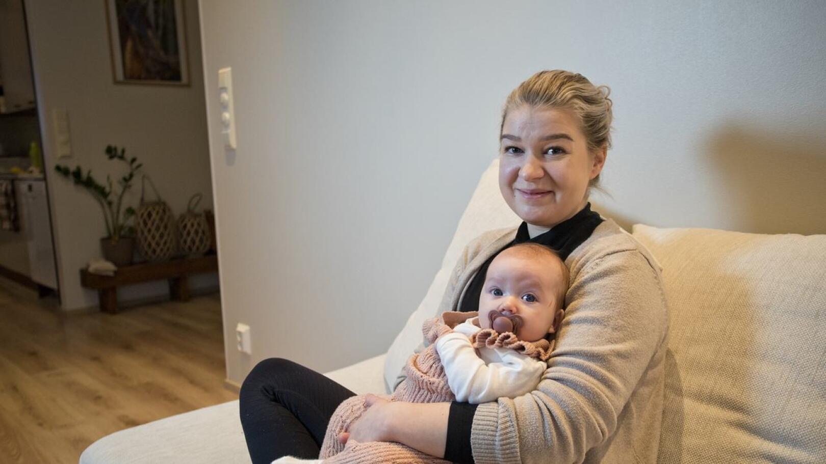 Iida Räihälä viettää joka toisen viikon kahdestaan Sylvia-vauvan kanssa, kun tytön isä, avopuoliso Markus Myllylahti on reissutöissä.