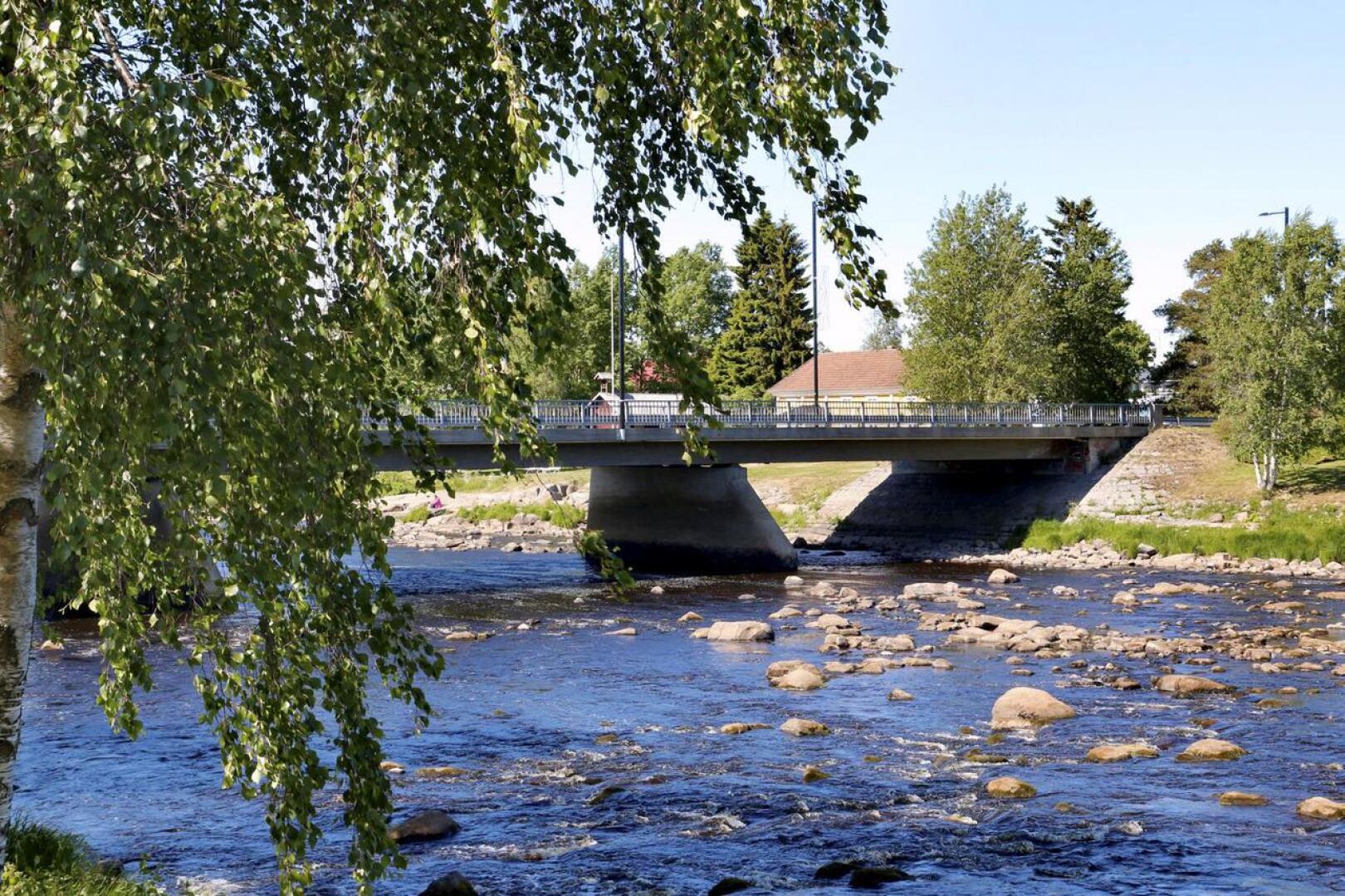 Vesi on ollut matalalla Kalajoessa Kalajoen keskustan tuntumassa jo kesäkuun alusta lähtien.
