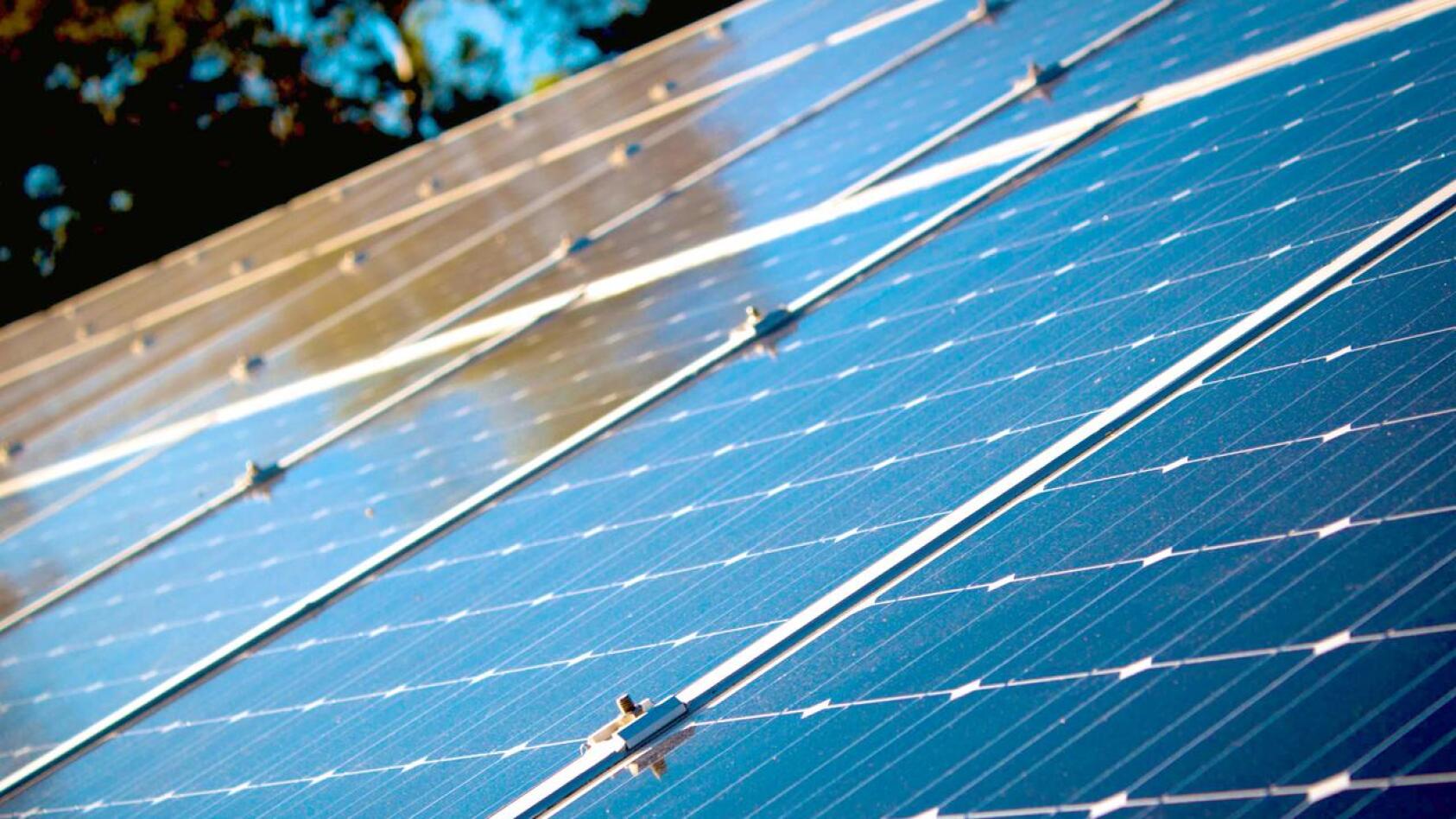 Haapaveden kaupungintalolle on mahdollista asentaa teholtaan 55 kilowatin aurinkopaneelijärjestelmä, joka maatelineeseen asennettuna tuottaa sähköä noin 50 000 kilowattia vuodessa. Kaupungintalon sähkönkulutus vuodessa on ollut noin 123 000 kilowattituntia.