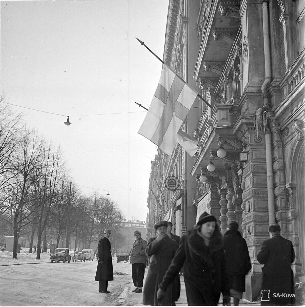 Helsingissä 13.3.1940 juhlittiin rauhaa lippujen laskemisella puolitankoon.