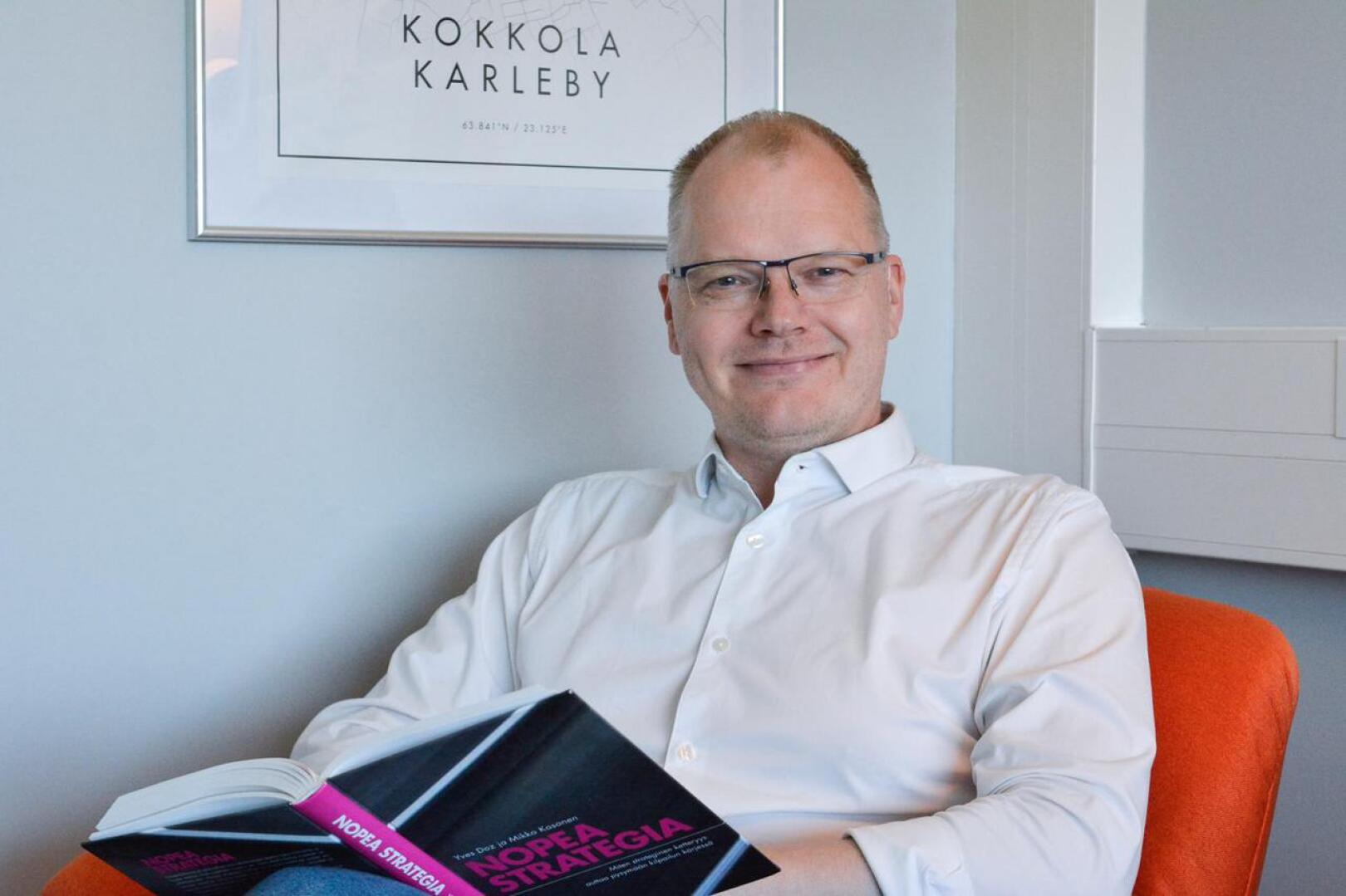 Meriuksen toimitusjohtaja Hannu Sarja kehittää itseänsä muun muassa lukemalla. -Olen lukenut yhden tietokirjan verran kuukaudessa jo 11 vuoden ajan, hän kertoo.