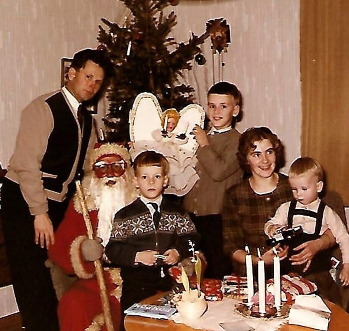 Leppilammen perheen viimeinen joulu kasarmilla. Joulupukin kanssa kuvassa Veikko ja Kaino Leppilampi sekä lapset Asko, Jukka ja Esa.