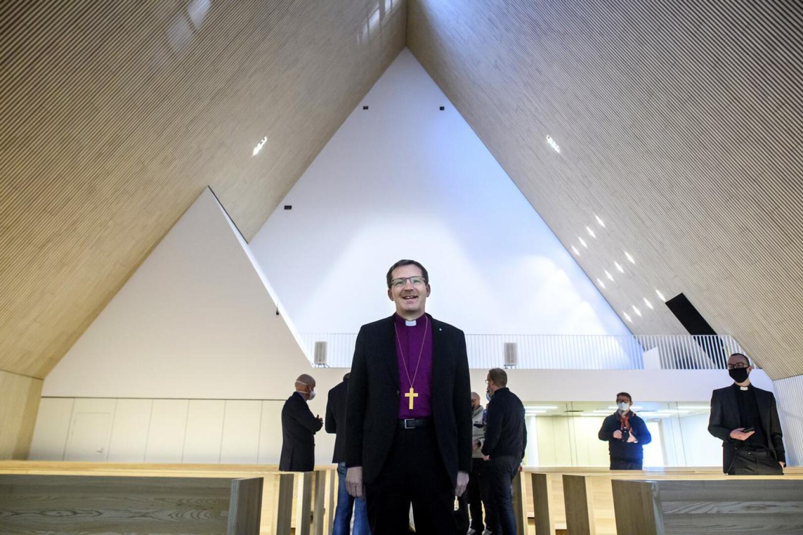 Piispa Jukka Keskitalo tutustui Ylivieskan uuteen kirkkoon helmikuussa. Sunnuntaina 4. huhtikuuta hän vihkii kirkon käyttöön.
