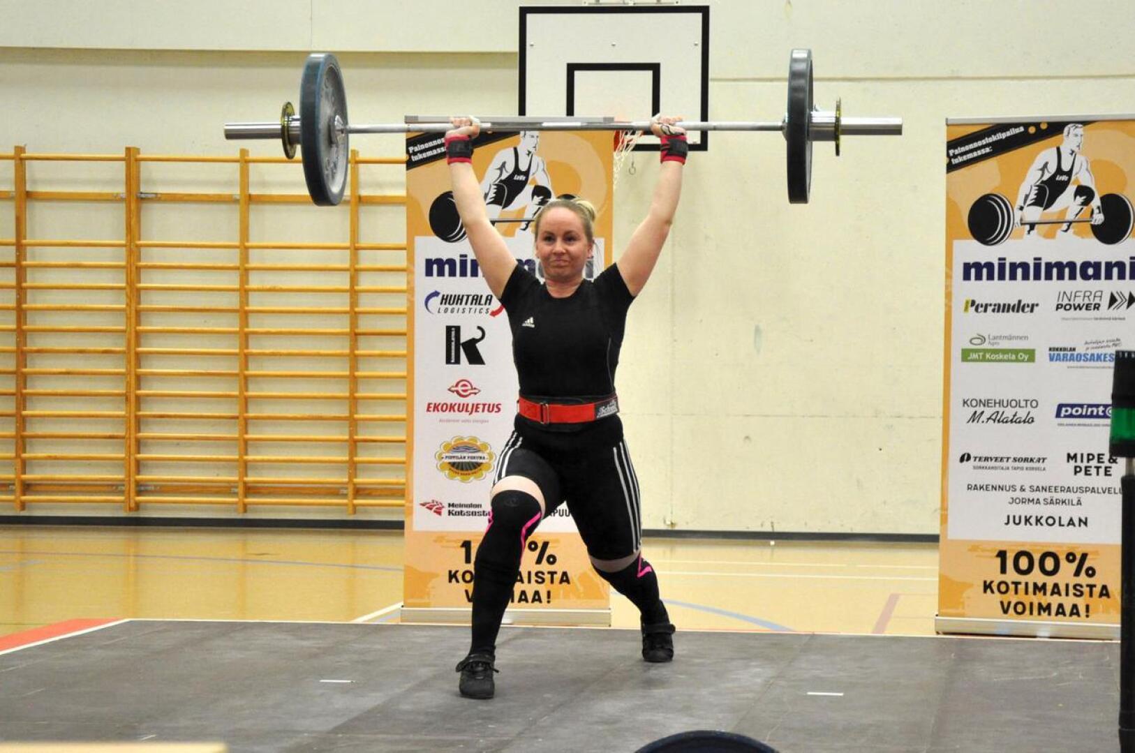 Hyvin nousee. Lohtajan Veikkojen Riikka Nissilä nosti hopealle 71 kilon sarjassa ennätystuloksillaan.  