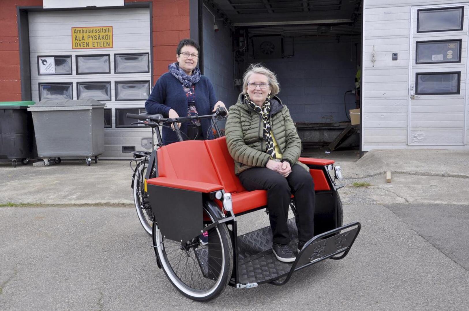 Liikkeelle! Tohottarien Pirkko Hautala ja Kaija Nikunen kehottavat lamppilaisia pyöräluotseiksi.