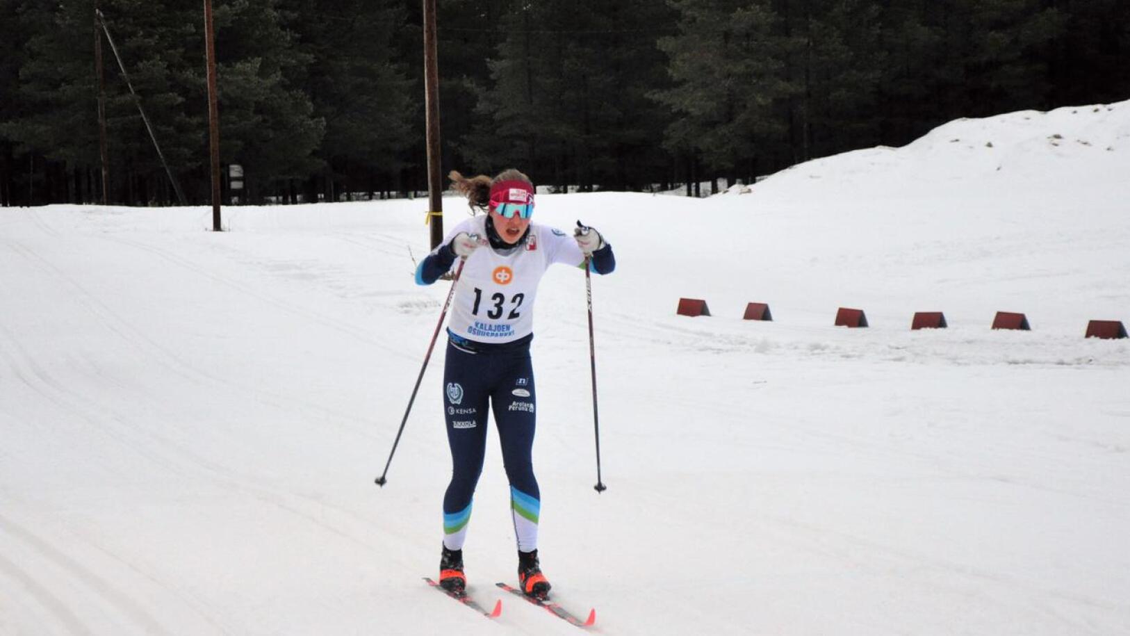 Assi Hakala hiihti Pyhäjärven SM-ladulla neljänneksi. Kuvassa Assi hiihtää maaliin tammikuussa Kalajoella järjestetyissä Jussi Kurikkalan hiihdoissa.