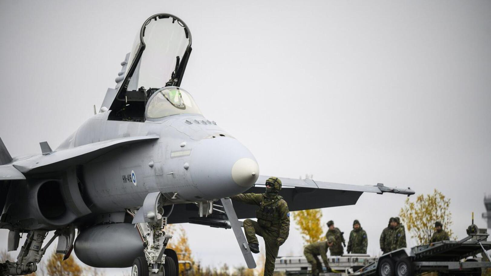 Reserviläiset harjoittelivat Hornetin huoltotoimenpiteitä ilmavoimien Ruska 22 -harjoituksessa Rovaniemellä 5. lokakuuta 2022.