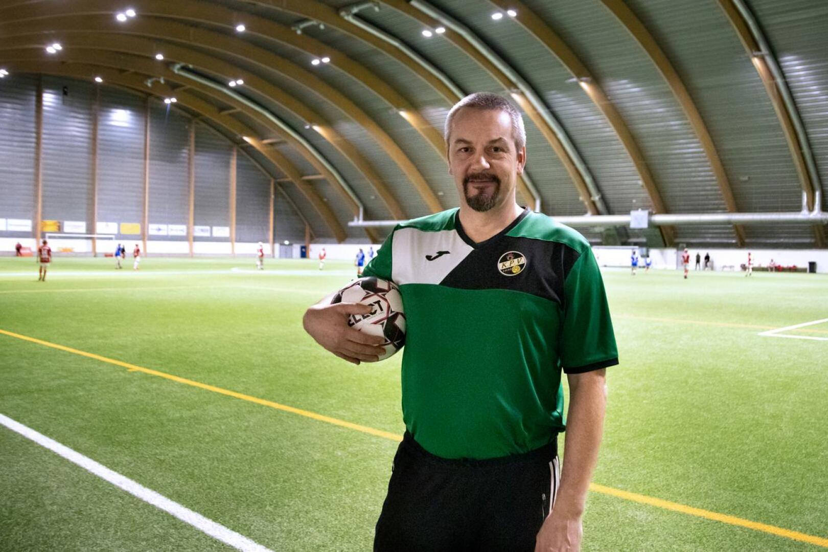 Kokkolan Pallo-Veikkojen valmentajalla Tuomas Rinteellä on pitkä kokemus liikunnan saralta. Tällä hetkellä hän valmentaa KPV:n vuonna 2006 syntyneiden tyttöjen joukkuetta.