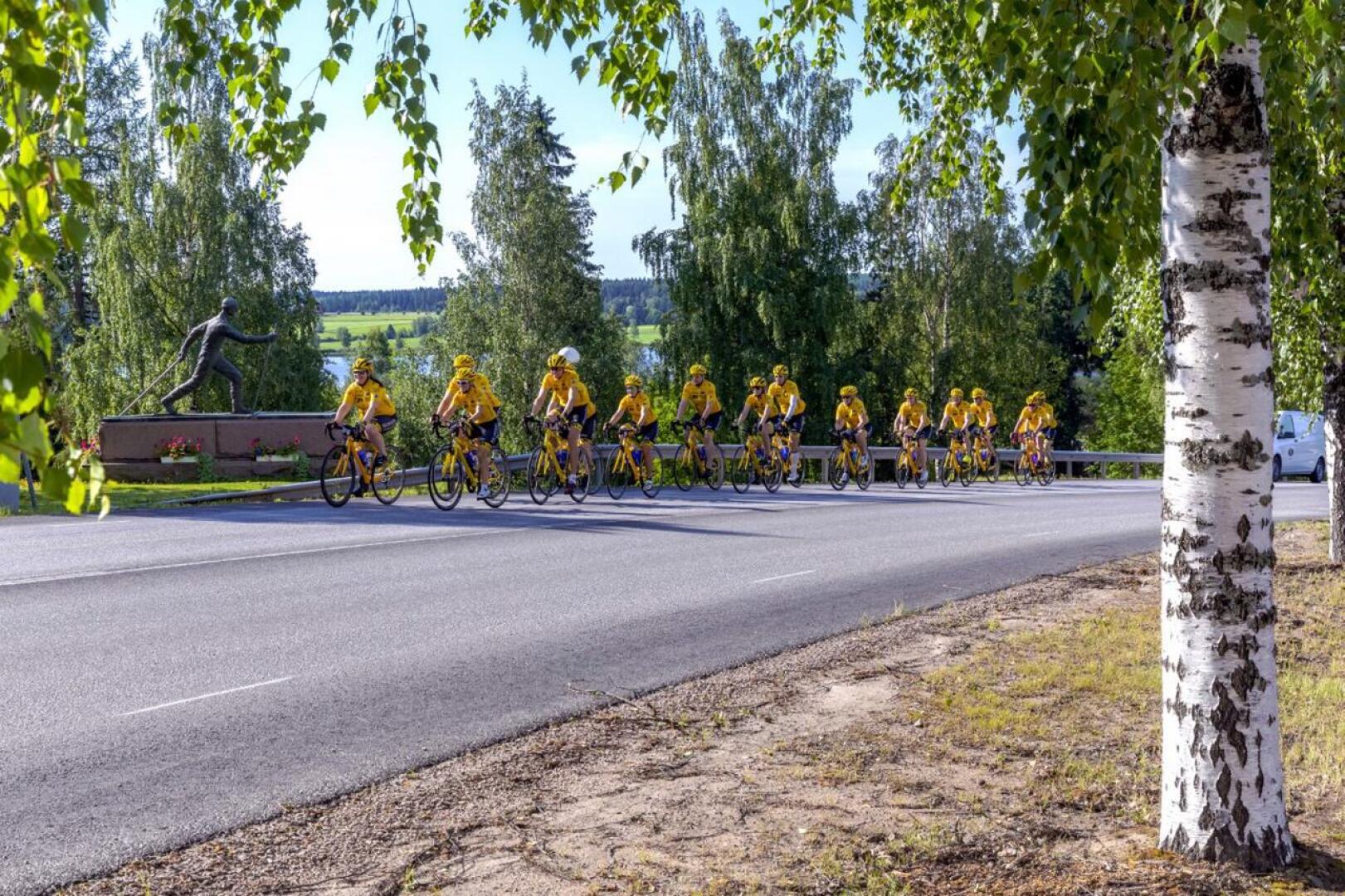 Rynkeby Espoo saapumassa Haapavedelle tiistaiaamuna. Pyöräilijät polkevat kahdessa ryhmässä.
