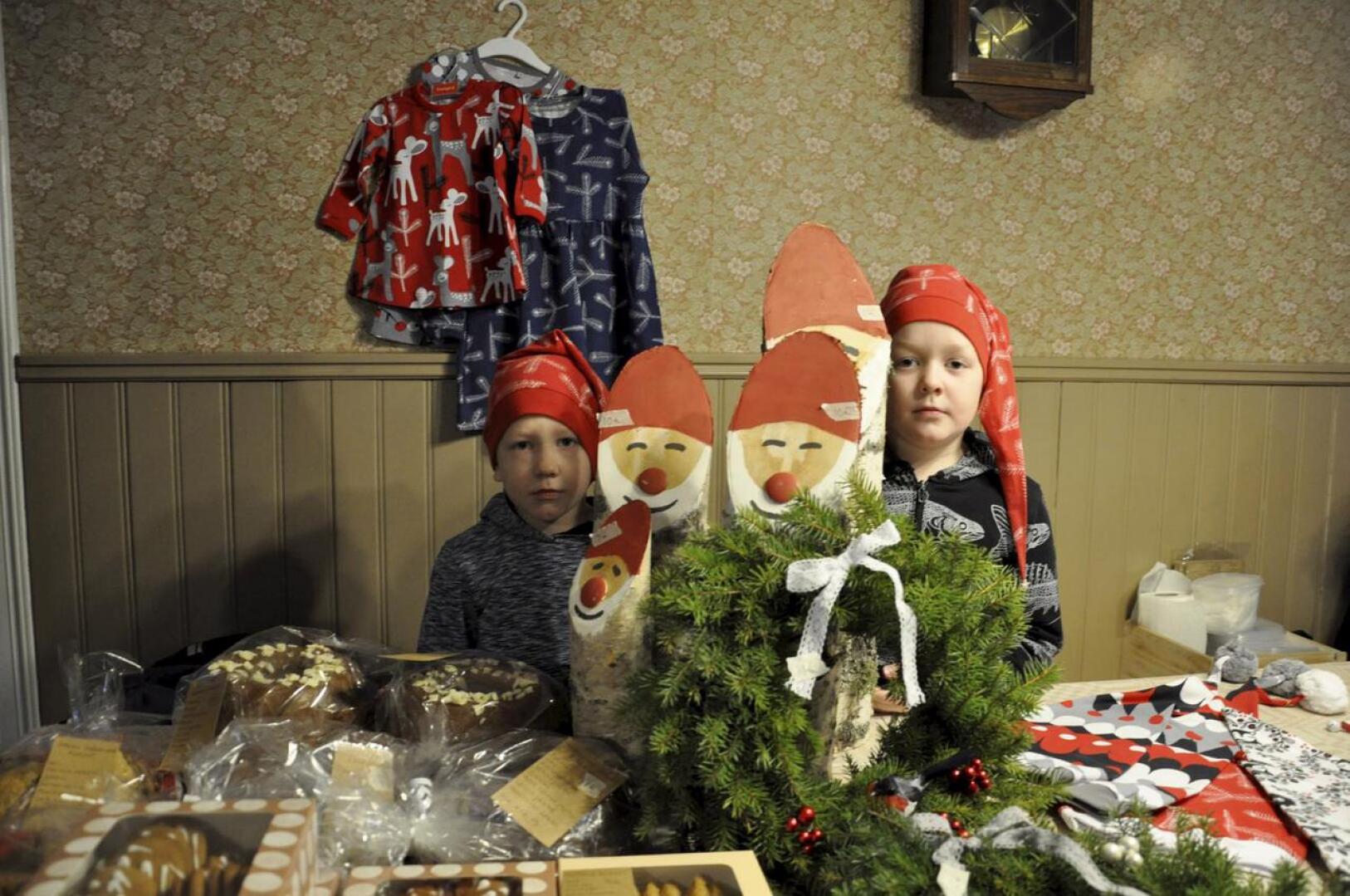 Tonttutehtailijat. Arttu, 6, ja Elmeri, 8, Tuikkanen ovat tehneet puusta tonttuja yhdessä isän kanssa. He myivät niitä Pajamäen Käsintehty -joulumyyjäisissä.