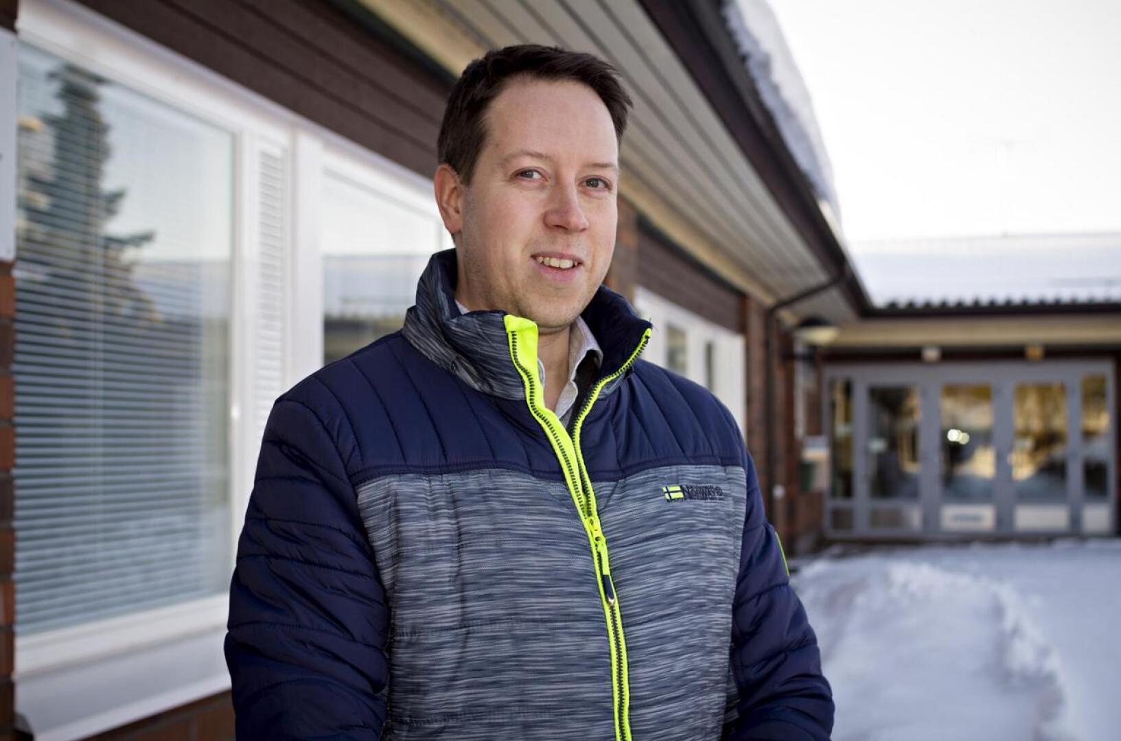 Alavieskan kehitysjohtaja Sami Nyrhinen työpaikkansa kunnantalon pihalla.