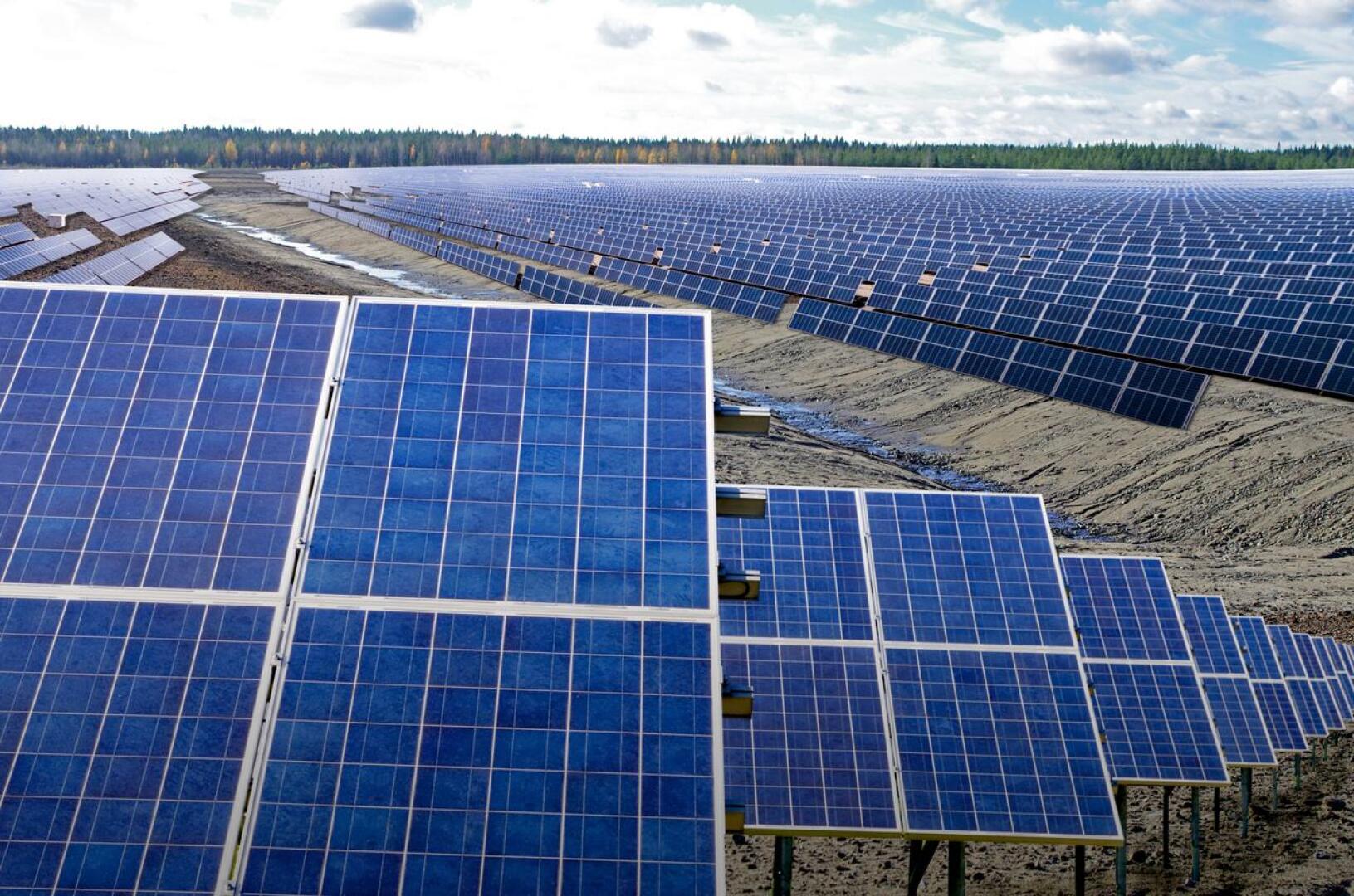Kirjoittaja perää uusituvan energian lisäämistä. Nivalan Hituran suljetun kaivoksen alueelle on suunnitteilla mittava aurinkovoimalaitos.
