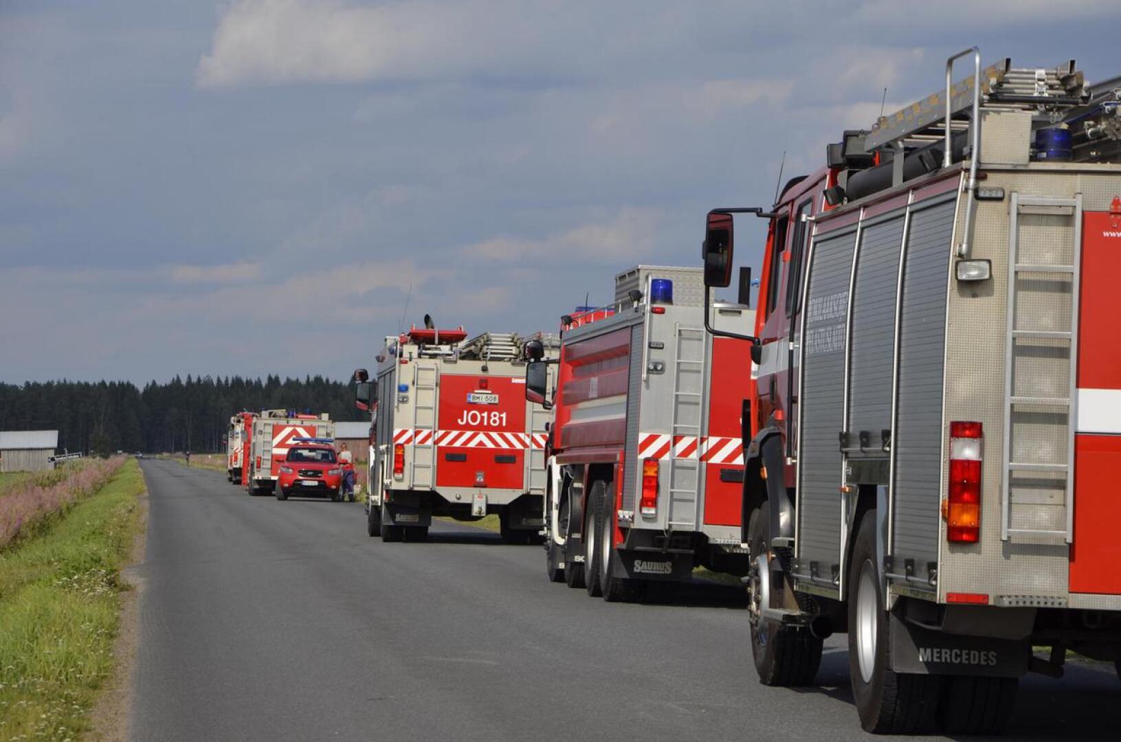 Pelastuslaitoksen yksiköitä hälytettiin runsaasti Ylivieskan Niemelänkylän Löytynnevan turvetuotantoalueen palopaikalle. 