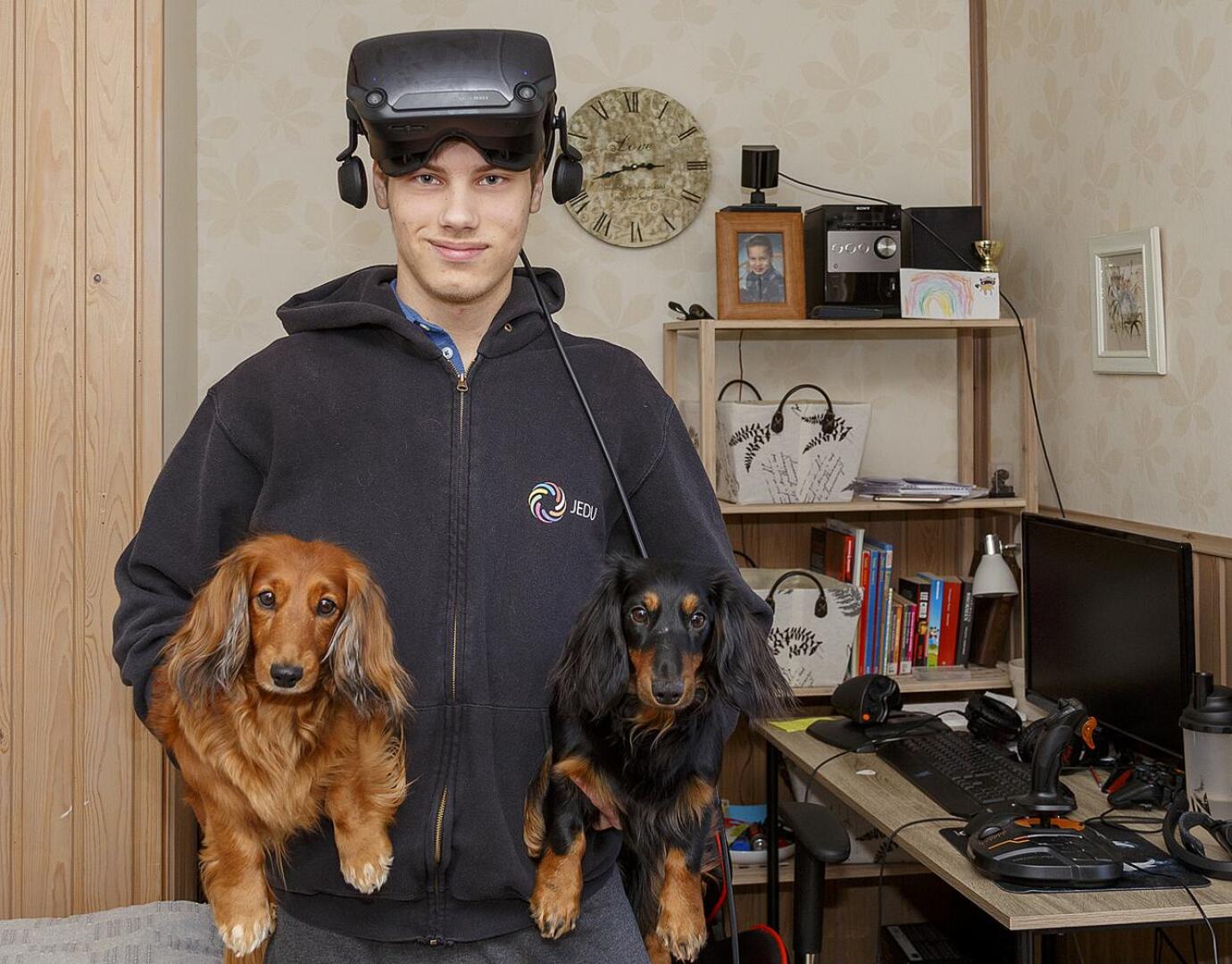 Patrik Lähdemaa kanniskelee mäyräkoiria, Ainoa ja Elsaa kuin makkaroita, mutta niistä ei taida olla VR-headsetin ohjaimiksi.