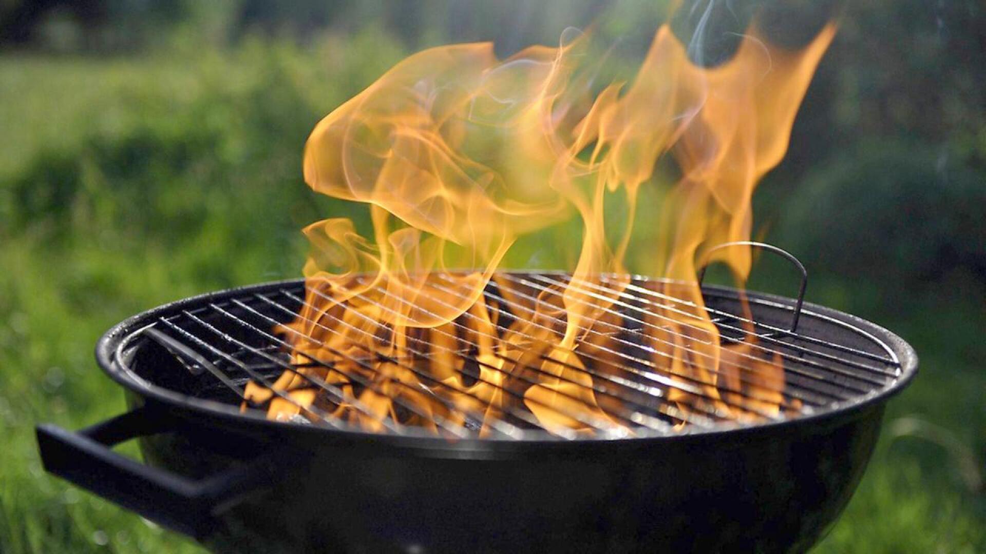 Hiilligrillillä grillatessa Leimahdusvaara vältetään antamalla sytytysnesteen imeytyä hiiliin, minkä jälkeen hiilet sytytetään varovasti tuulen yläpuolelta. Liekkien ei saa antaa nousta liian korkeiksi.