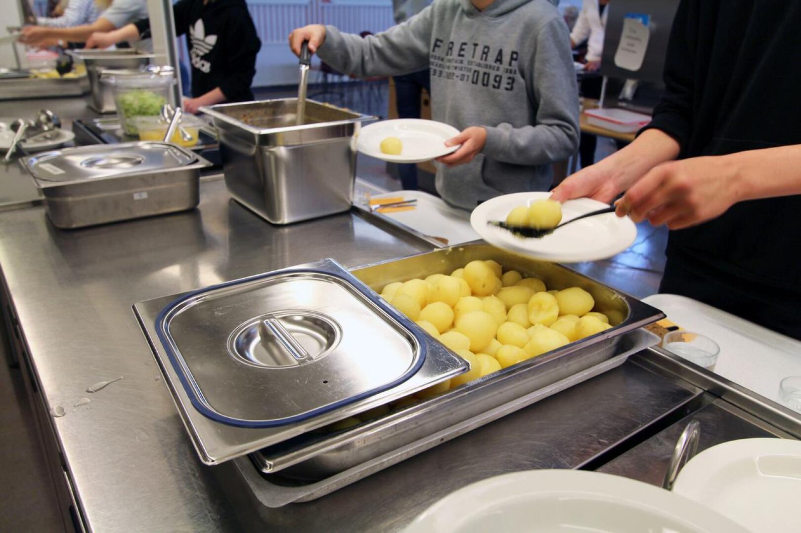 Kouluruokailuissa jälkiruoat ovat harvinaisia ja Vetelissä ruokalistalle palaava pannukakku on jokilaakson ainoa vakituinen jälkiruoka. 