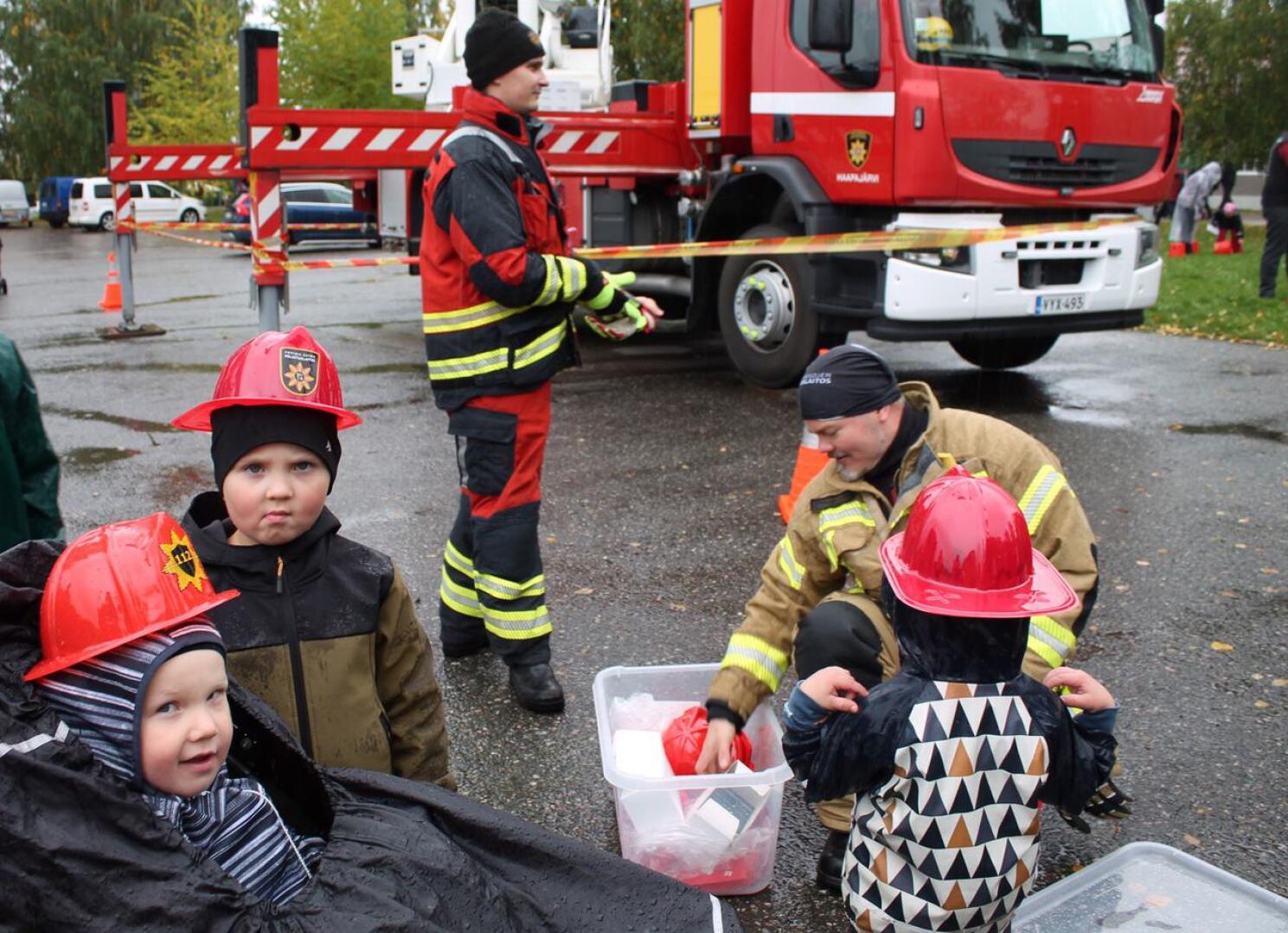 Pyhäjärviset Ville-Veikko ja Lauri-Matti saivat omat palomiehen kypärät.