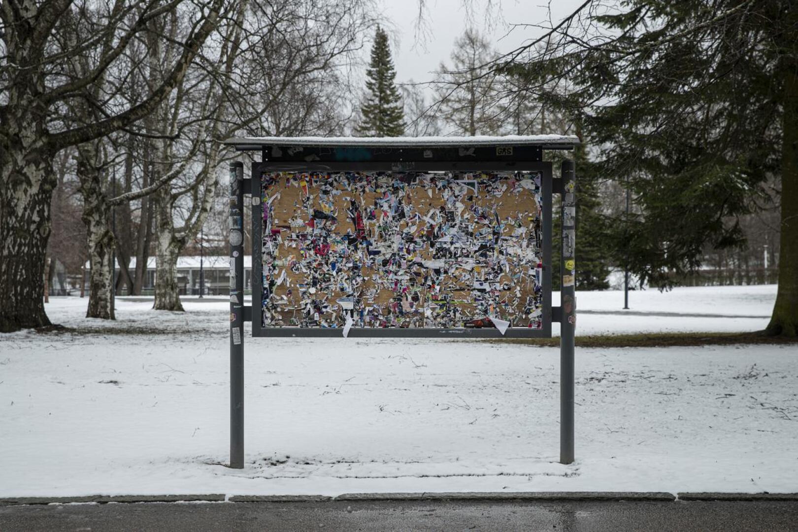 Koronakriisi pisti tapahtumille lopun maaliskuun puolivälissä. 15. huhtikuuta otetussa kuvassa näkyy, kuinka Tampereen Sorsapuiston ilmoitustaulu oli tyhjennetty tapahtumajulisteista.