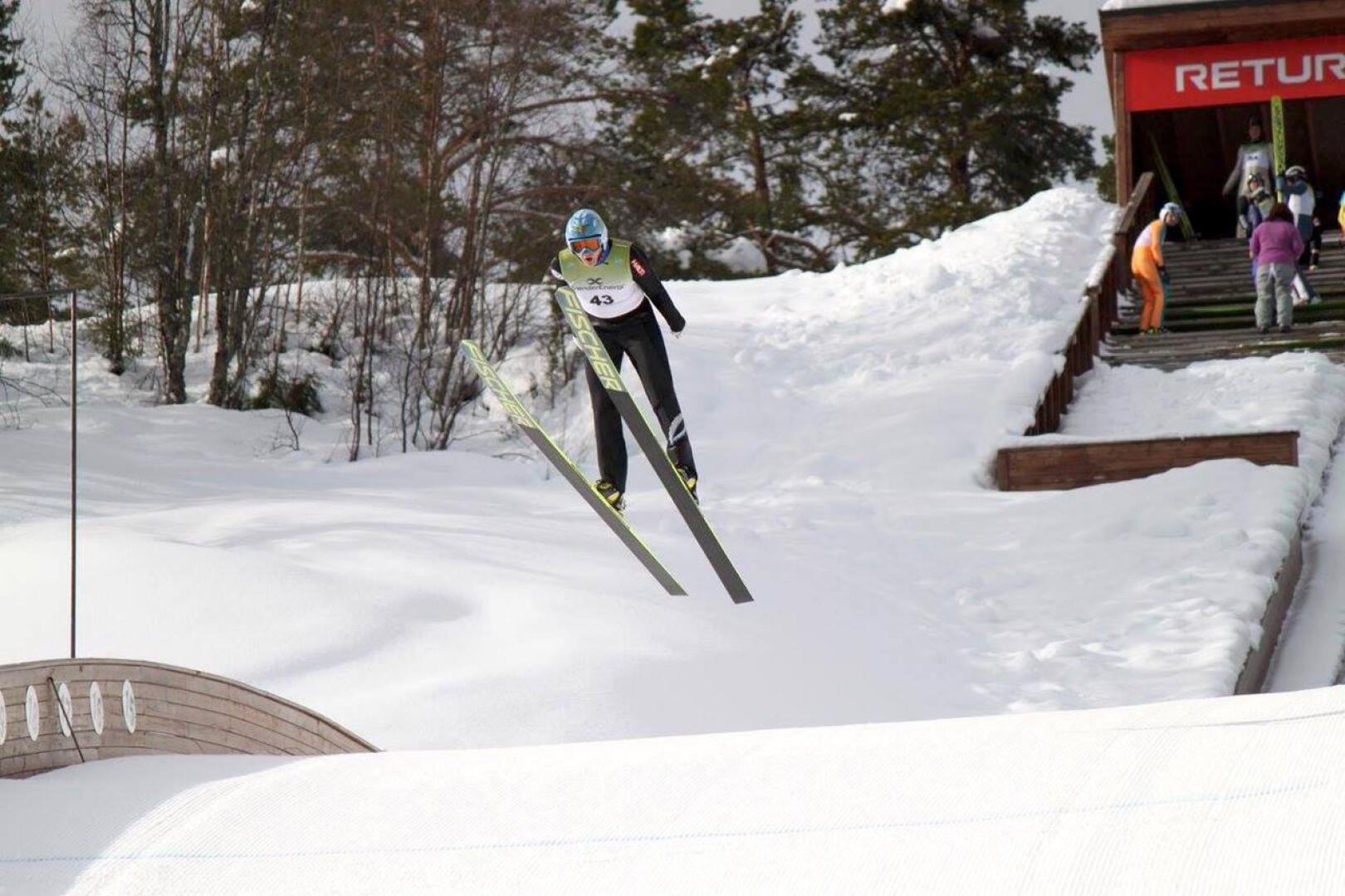 Erkki Ahtiainen hyppäämässä Norjan Knykenissä talvella 2016.