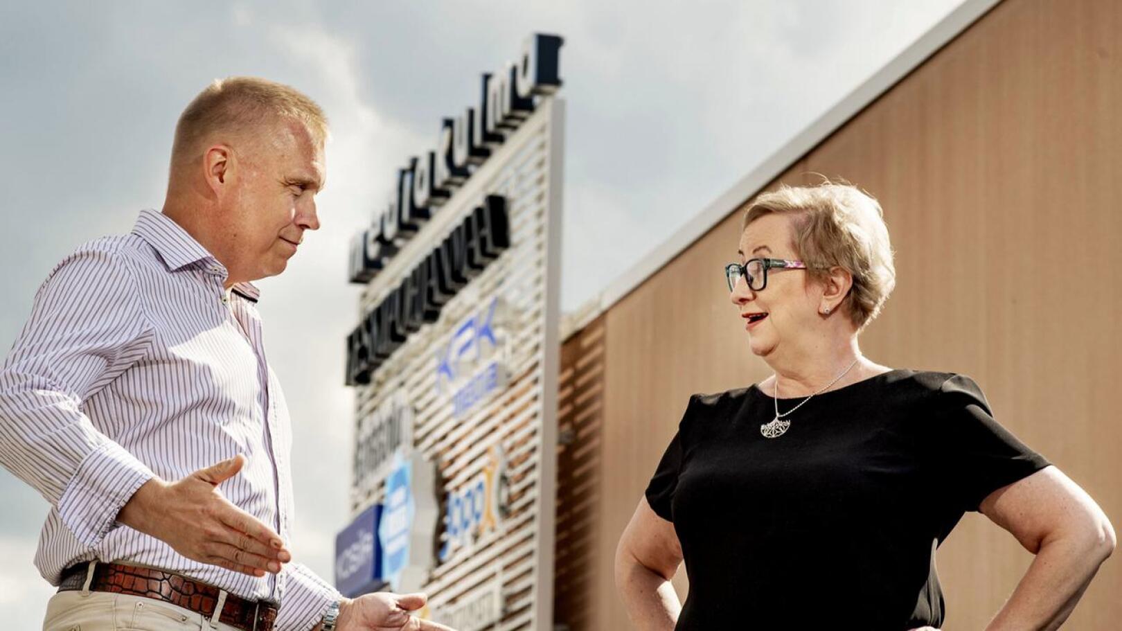 Keskipohjanmaan toimittaja Kristian Sundqvist ja päätoimittaja Tiina Ojutkangas luotsaavat suoraa vaalilähetystä 13.6. klo 19.30 alkaen.