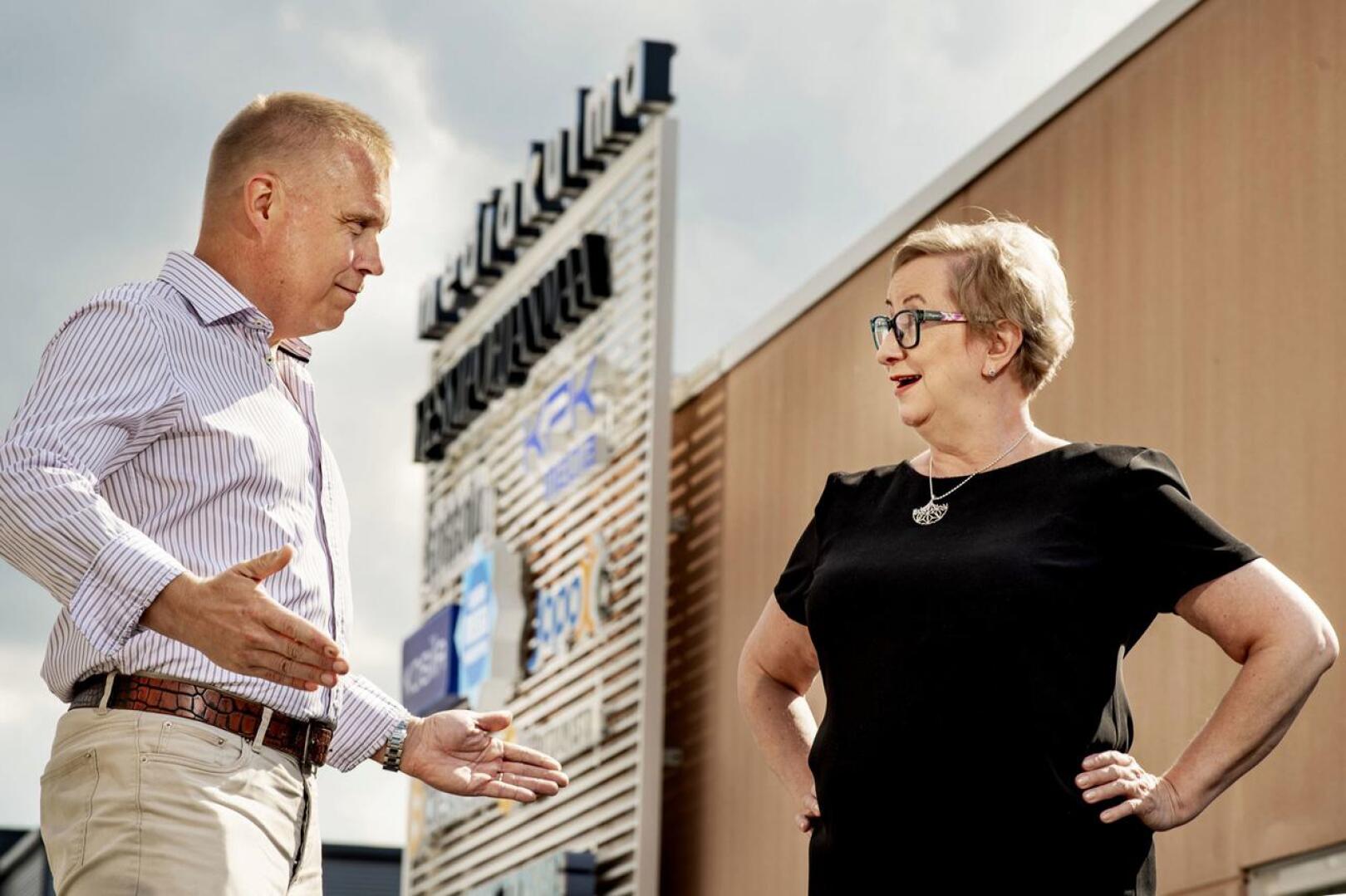 Keskipohjanmaan toimittaja Kristian Sundqvist ja päätoimittaja Tiina Ojutkangas luotsaavat suoraa vaalilähetystä 13.6. klo 19.30 alkaen.