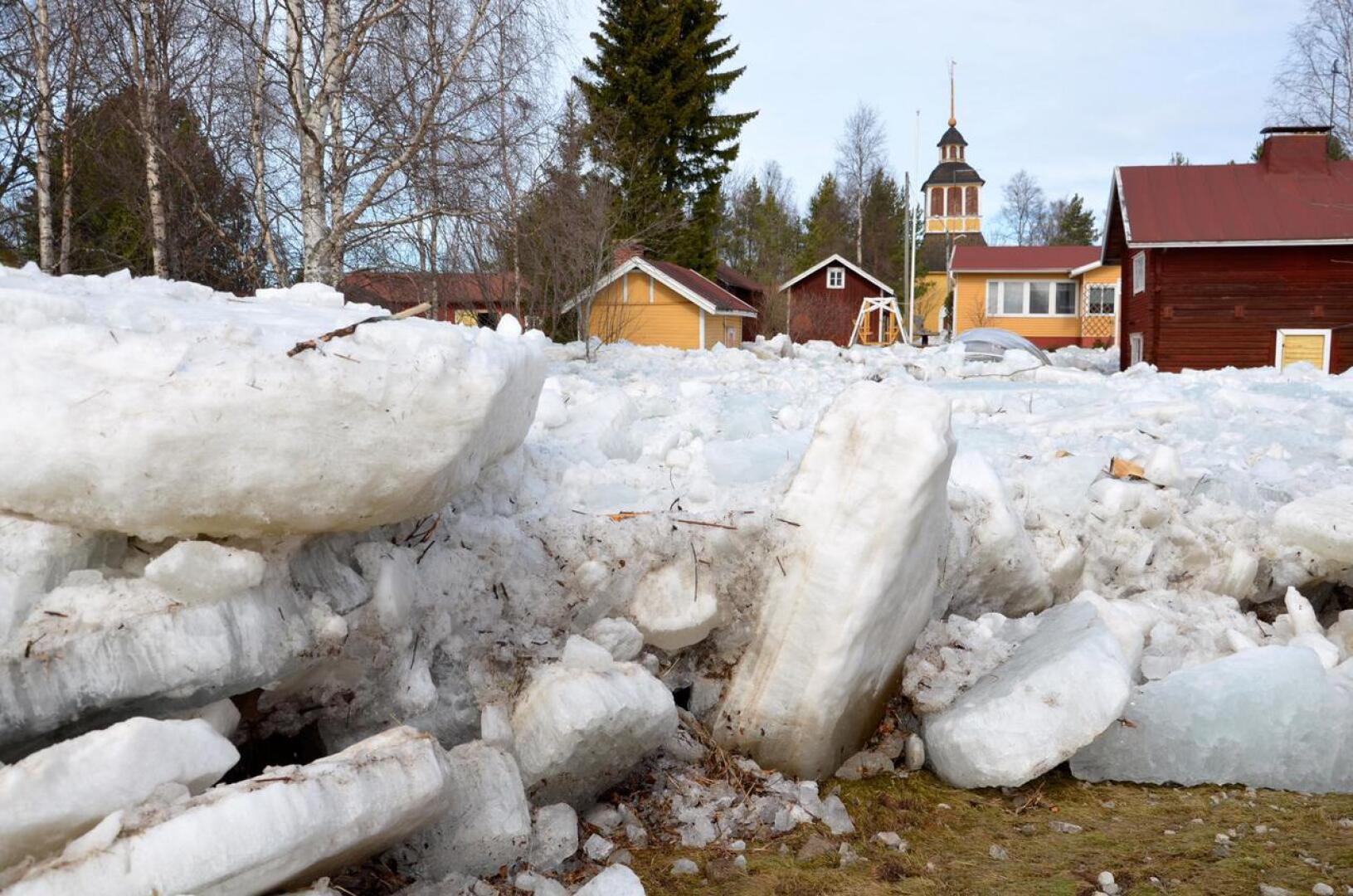 Omakotialueen läpi purkautunut jääpato täytti pihat jäälohkareilla Pyhäjoella kuusi vuotta sitten.