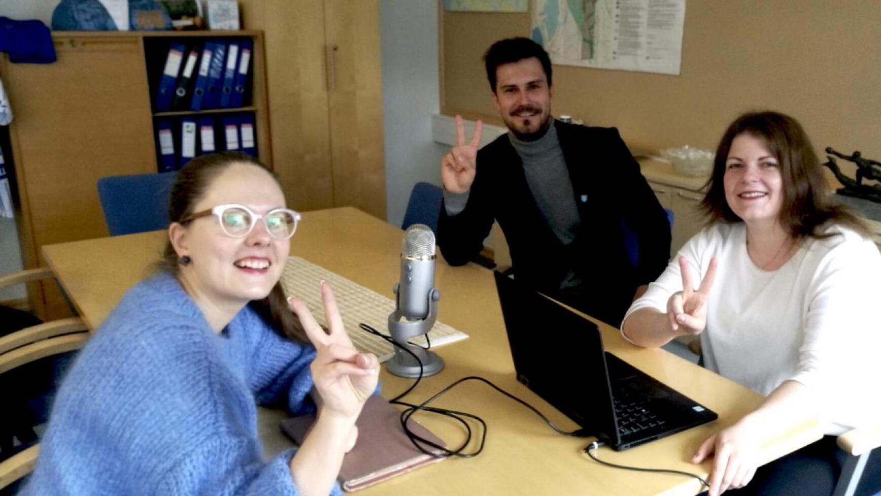 Saana, Sami ja Sanni podcast-haastattelua tekemässä Vimpelissä. 