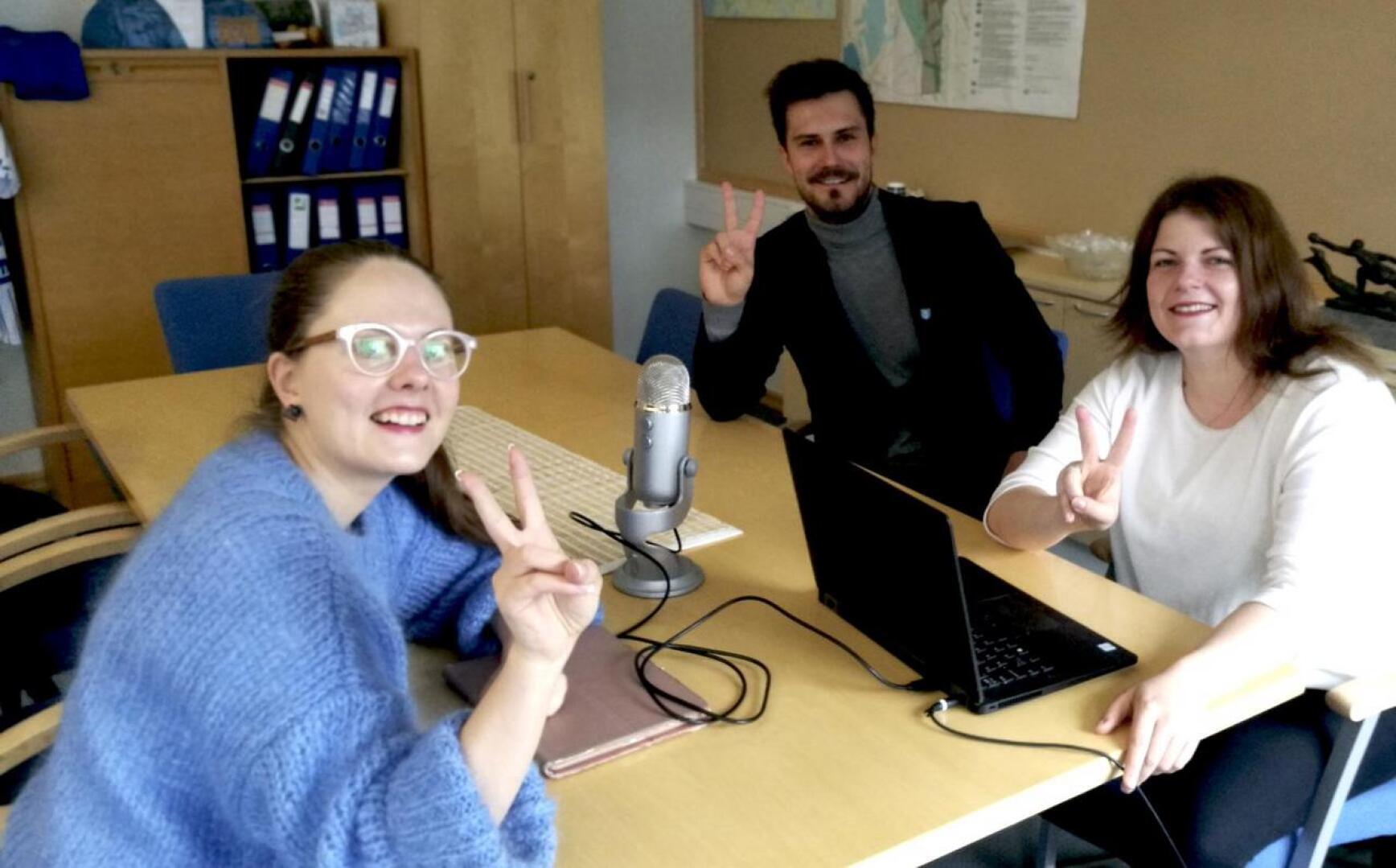 Saana, Sami ja Sanni podcast-haastattelua tekemässä Vimpelissä. 