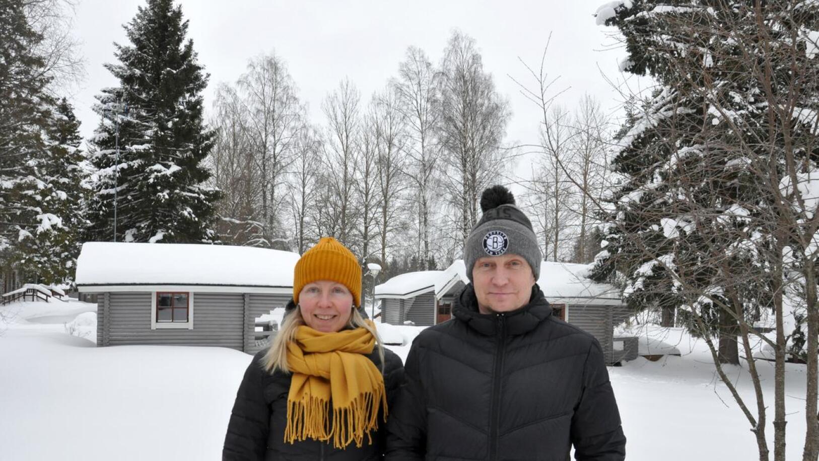 Huhtaniemen mökkikylä on talviunessa. Kirsi ja Hannu Takalo-Mattila odottelevat kevättä, jolloin myös uutta minigolfrataa aletaan rakentaa.