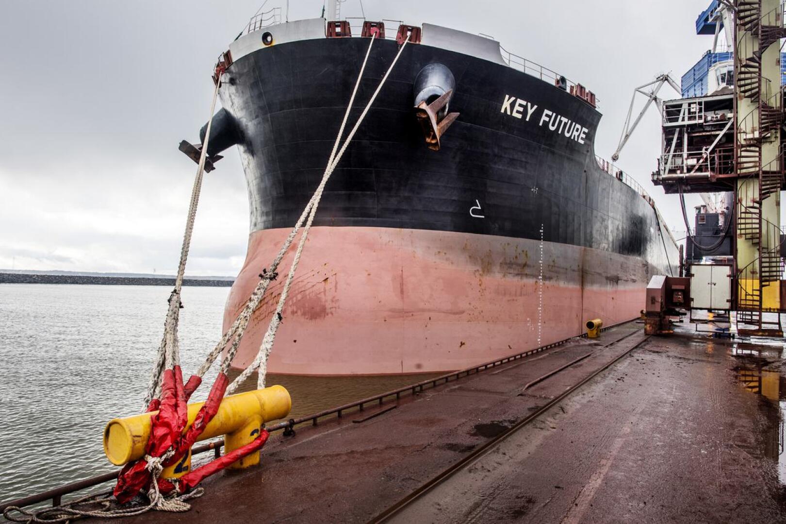 Panamax-laivat suorastaan jonottavat Kokkolan satamaan.
