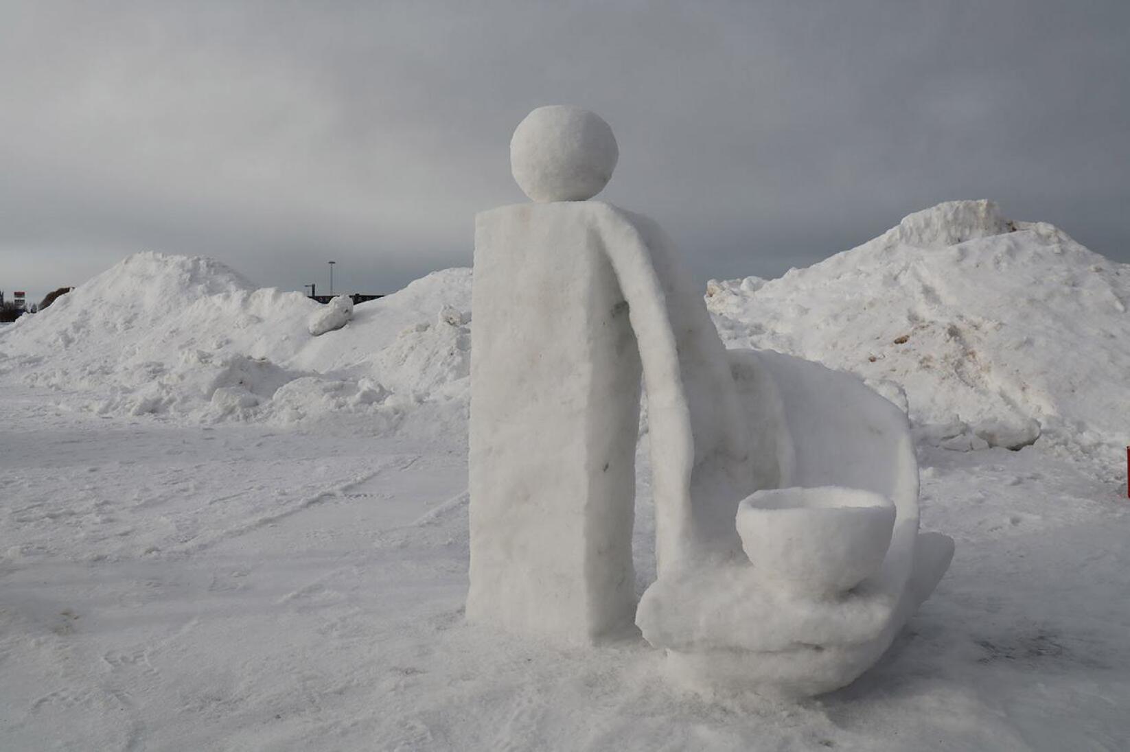 Tämä lumiveistos on Svefin opiskelijoiden tekemä.