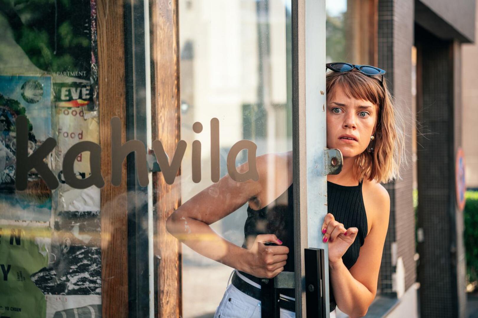 Kahvila ”kahvilan” ovella Anna Airola (Oona) tähyää uusiin seikkailuihin Anna Brotkinin ja Anna Dahlmanin kaupunkikomediassa. 