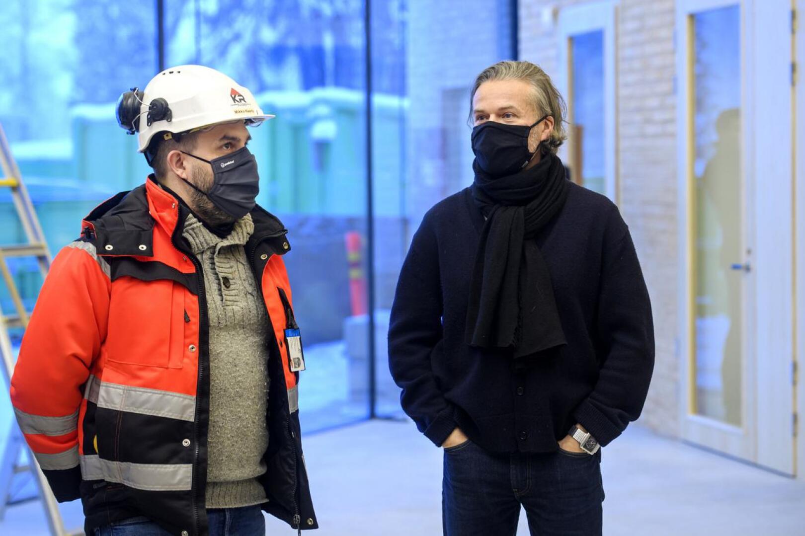 Projektipäällikkö Mikko Kaarto ja arkkitehti Kimmo Päkkilä Ylivieskan  kirkon  aulassa, joka toimii myös olohuonetilana.