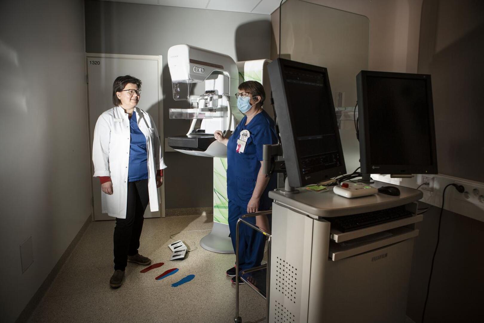 Ylivieskan terveyskeskuksen röntgeniin on keskitetty Kallion kuntien rintasyöpäseulonnat. Myös jatkotutkimukset tehdään samassa paikassa, kertovat röntgenlääkäri Sari Juntunen (vas.) ja osastonhoitaja Sari Koskela.