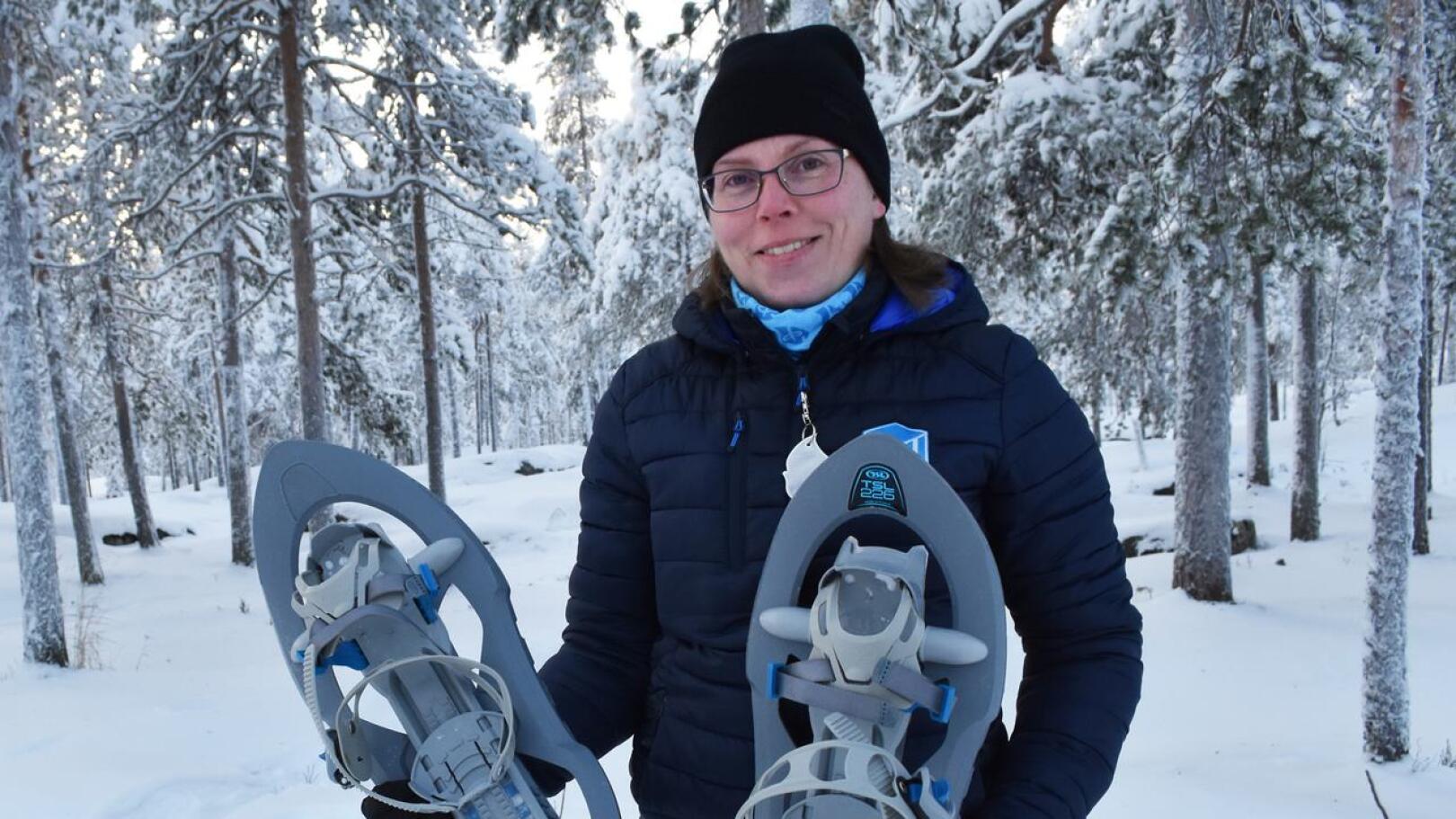 Haapaveden Ladun puheenjohtaja Raisa Lyytinen kertoo, että loppukuusta järjestettävä hiihtokoulu on tarkoitettu erityisesti aloitteleville hiihtäjille. Kuvassa Lyytisellä käsissään lumikengät.