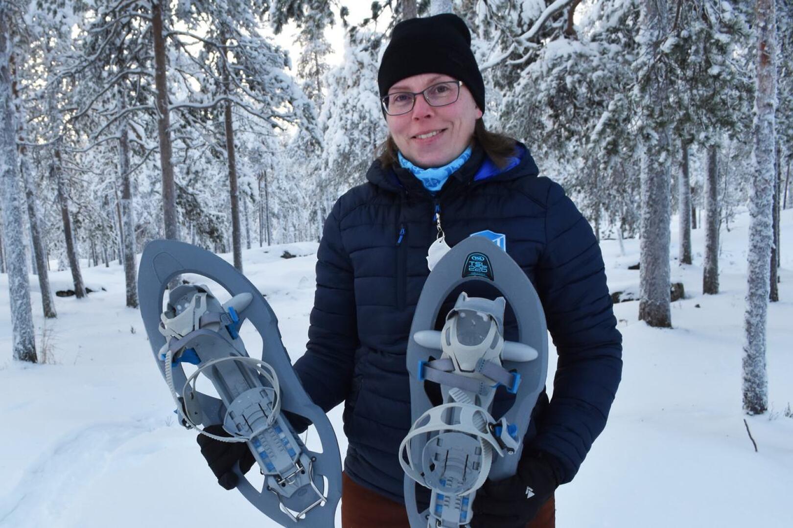 Haapaveden Ladun puheenjohtaja Raisa Lyytinen kertoo, että loppukuusta järjestettävä hiihtokoulu on tarkoitettu erityisesti aloitteleville hiihtäjille. Kuvassa Lyytisellä käsissään lumikengät.