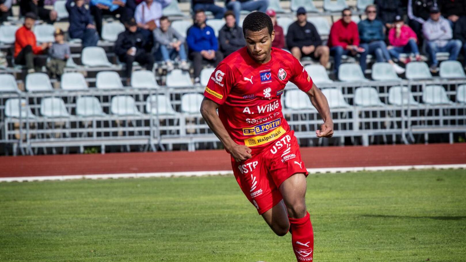 Anthony Olusanya edusti Jaroa kauteen 2020 asti, ja on nyt vakiinnuttamassa paikkansa HJK:n hyökkäyksessä.