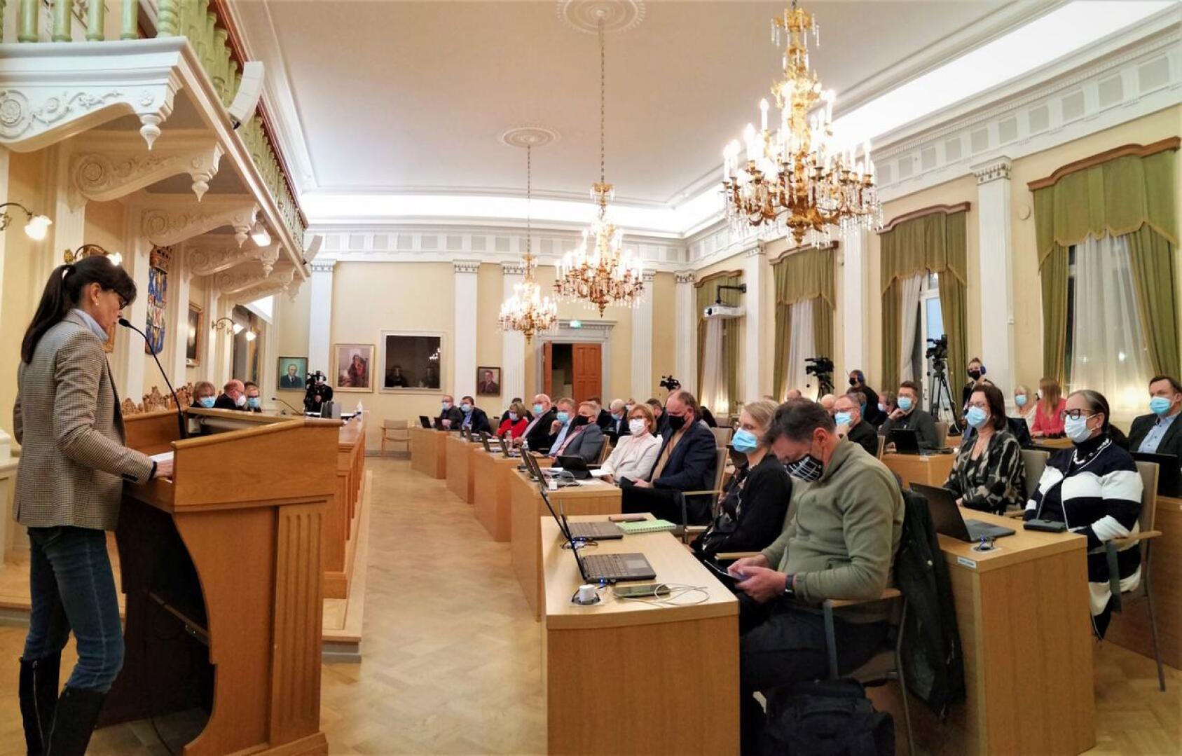 Pietarsaaren kaupunginvaltuusto oli pääosin tyytyväinen talousarvioehdotukseen ja sen tekotapaan. Puhumassa Monica Grankulla-Häggblom (rkp).