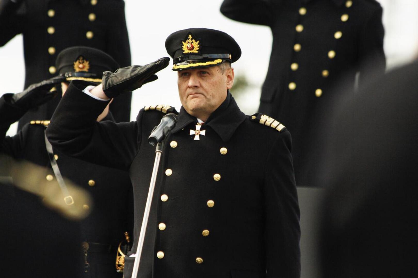 Merivoimien lippueamiraali Timo Hirvosesta on tehty kanteluita puolustusministeriöön.