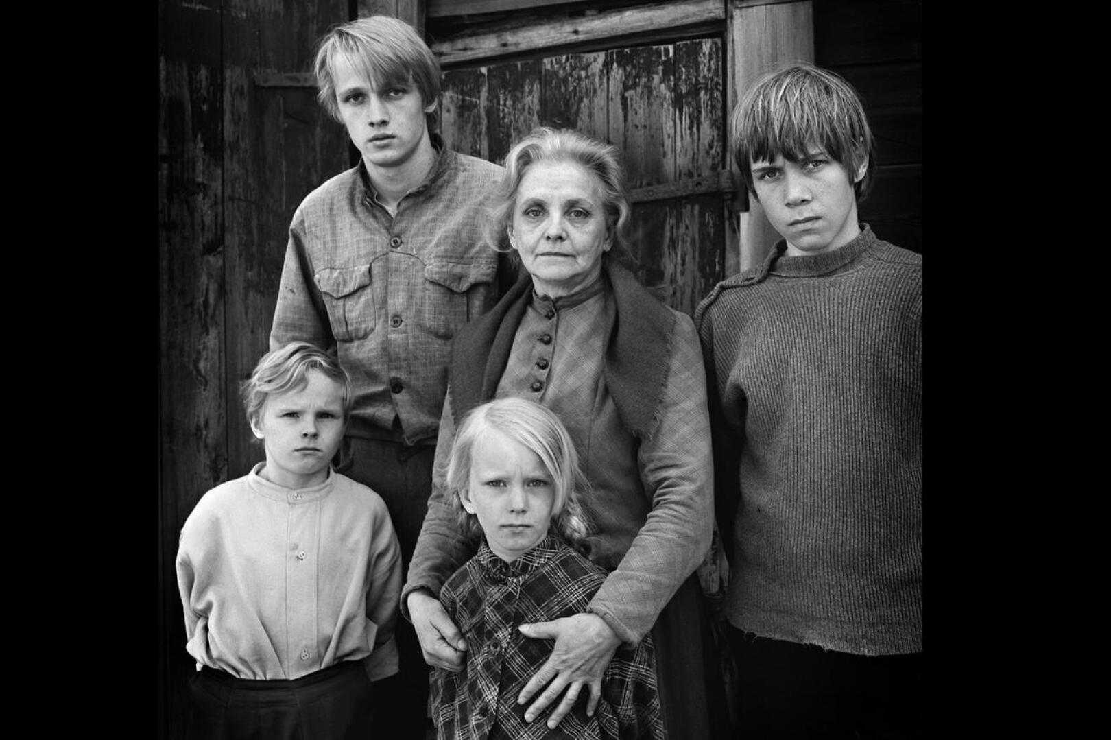 Perhekuvassa takana kirjailija Toivo Pekkasen fiktiominä Samuel Oino (Jouni Jalarvo) sekä äiti (Hellin Auvinen-Salmi). 