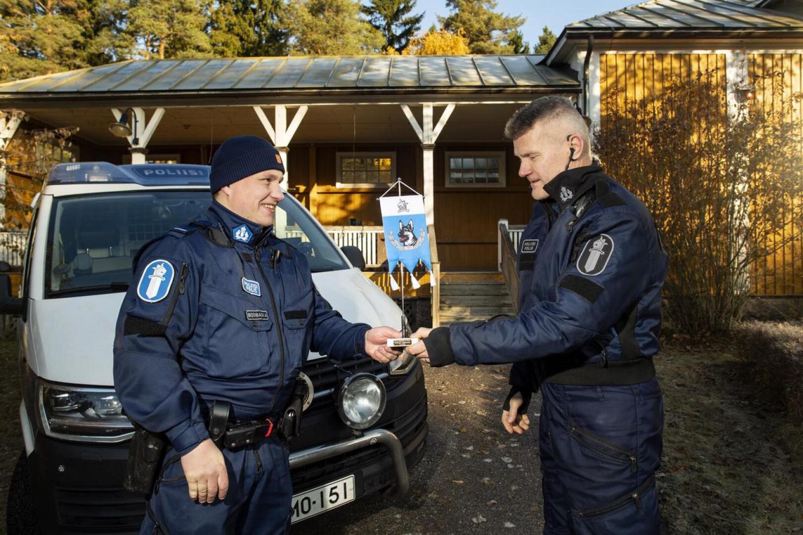 Poliisikoiraryhmän johtaja Veli-Pekka Mäkelä luovutti hengenpelastusviirin Victor Bodbackalle.