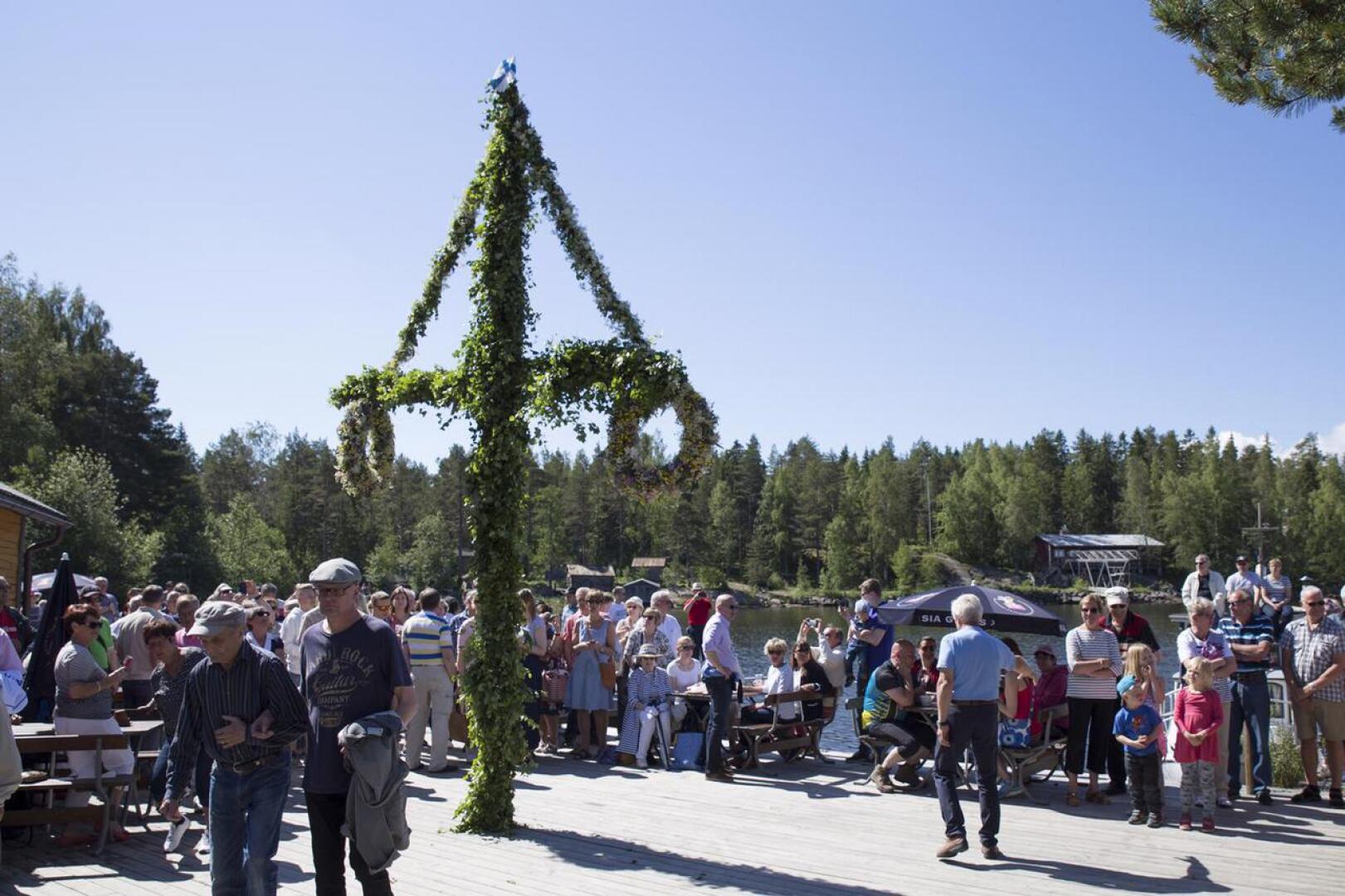 Juhannusjuhlaa vietetiin aurinkoisessa säässä Öjan Brygganilla vuonna 2016.