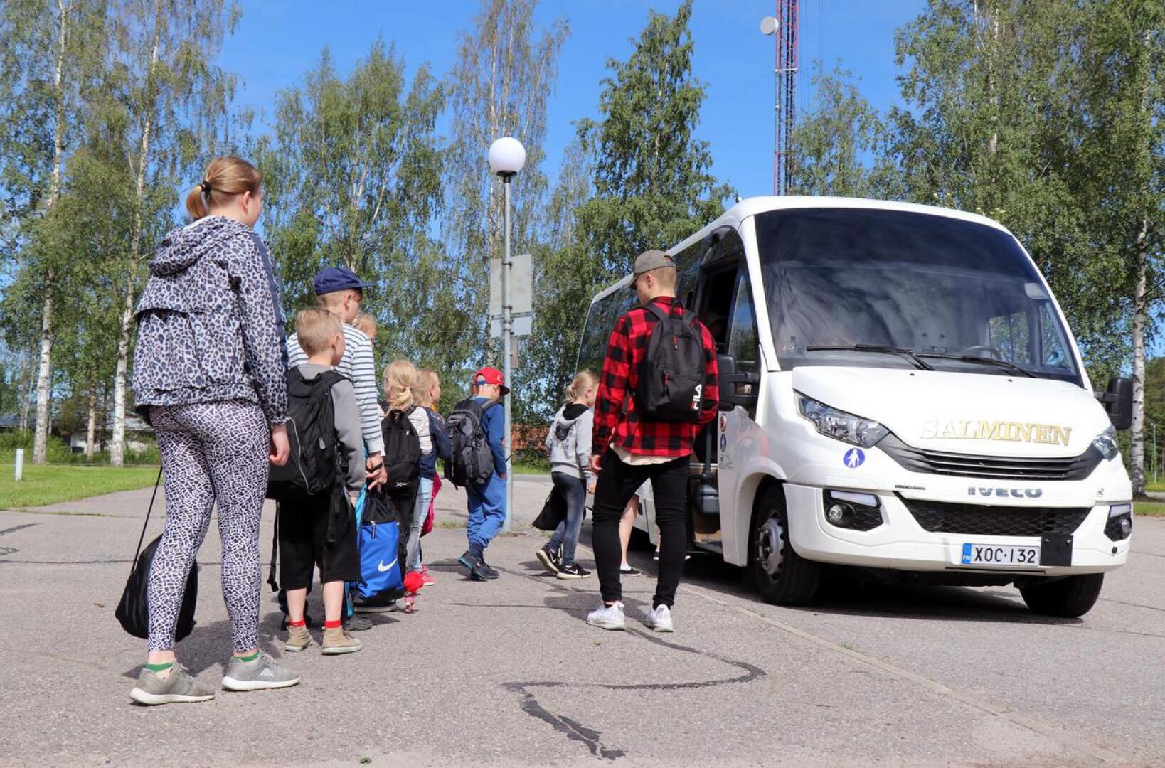 Perhon kunnan koulukyydeistä on huolehtinut pitkään muun muassa Linja-autoliikenne Salminen Ky. Salmisen pikkubussi on kuskannut tällä viikolla perholaislapsia uimakouluun Veteliin.
