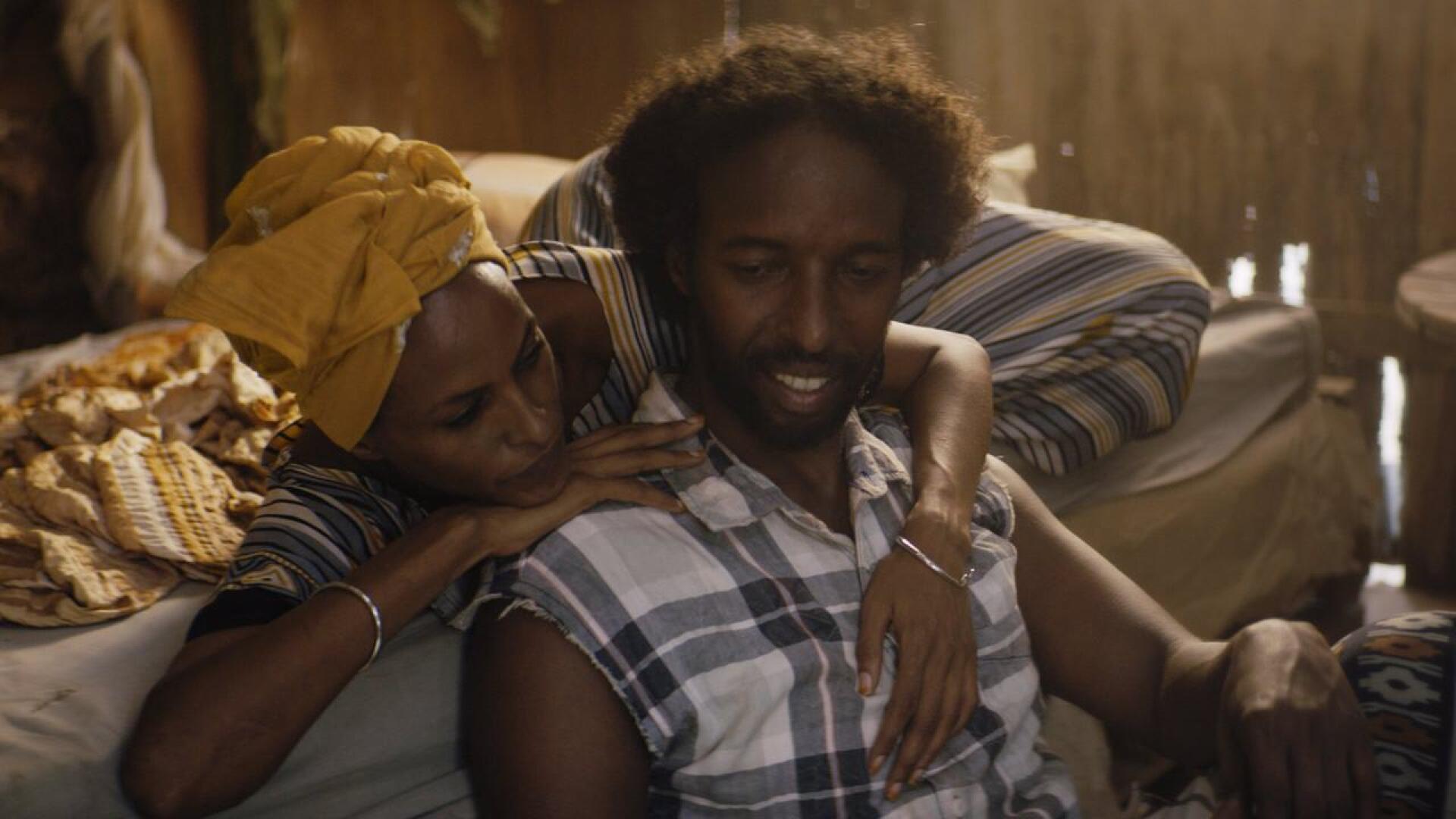 Still-kuva elokuvasta Guled & Nasra, jonka on ohjannut ohjaaja Khadar Ahmed. Kuvassa ovat näyttelijät vasemmalta oikealle Yasmin Warsame (Nasra) ja Omar Abdi (Guled). 