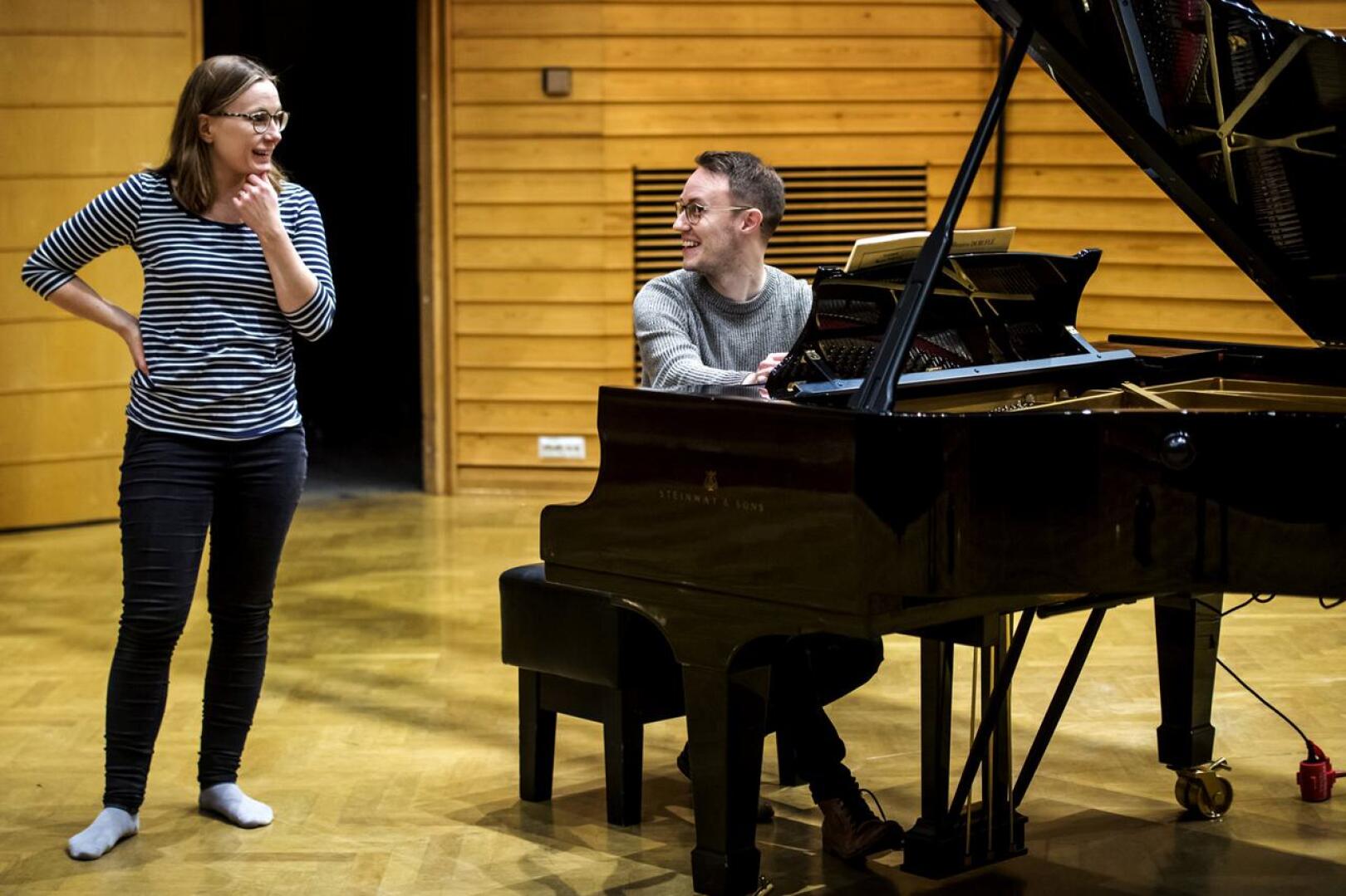 Minna-Leena Lahti ja Matti Pohjoisaho harjoittelivat 20. lokakuuta Kokkolassa konservatoriolla Duruflén Requiemia. 