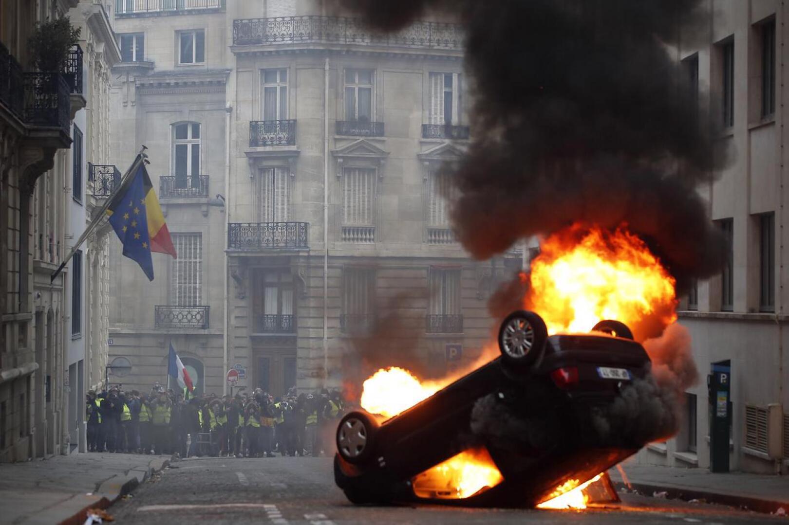 Pariisissa palava auto ja vihainen väkijoukko.  Meidän on huolehdittava, että täällä yhteiskunnan eriarvoistumista vastaan taistellaan yhdessä joka päivä, jotta kenenkään ei tarvitse lähteä vihassa kadulle.