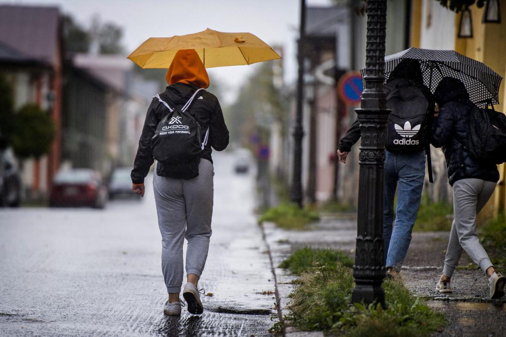 Sade piiskaa Pormestarinkatua ja jalankulkijoita Kokkolassa keskiviikkona aamupäivällä.