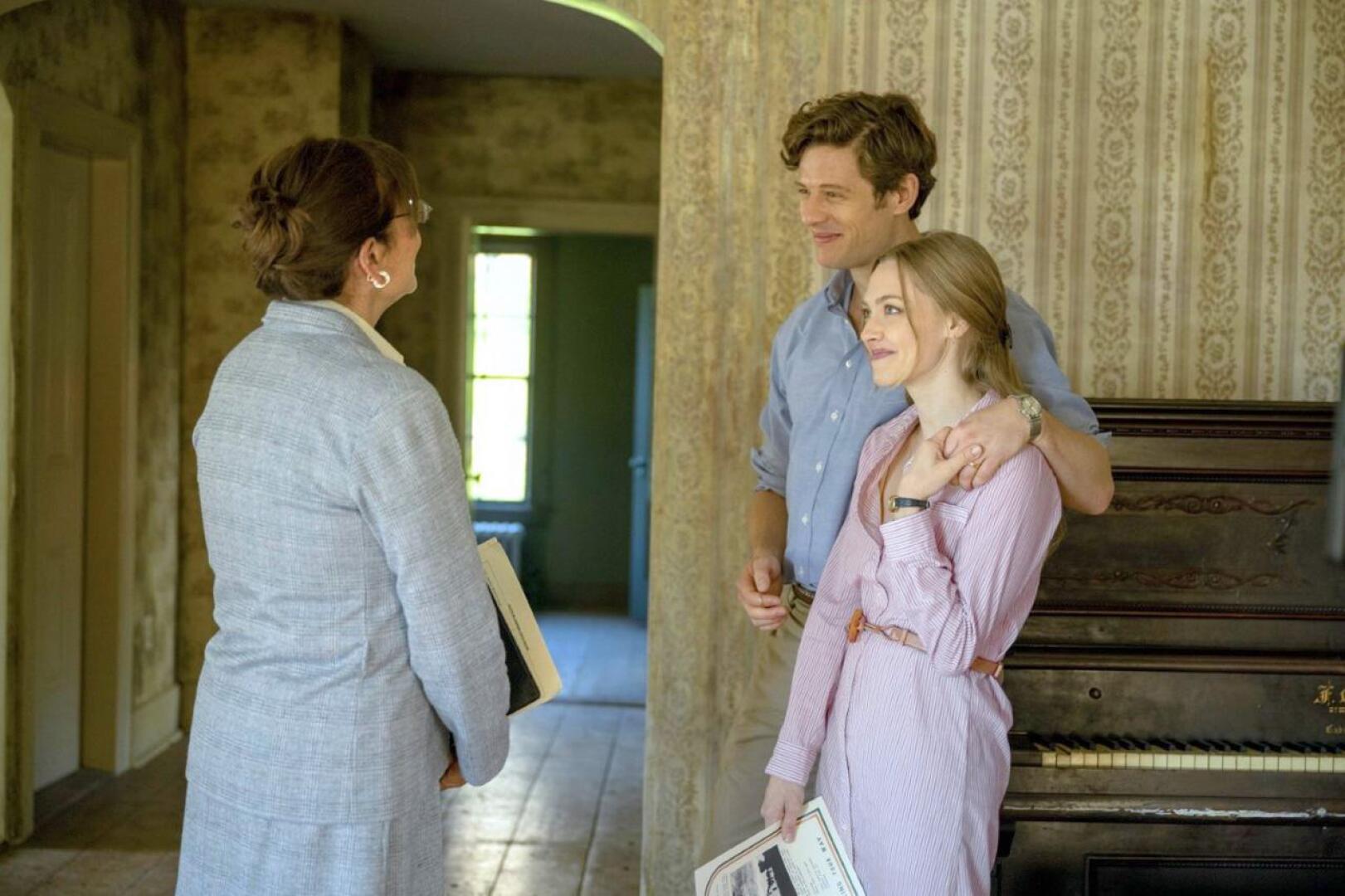 Nuoripari Catherine ja George (Amanda Seyfried, James Norton) ostavat vanhan talon maalta päästäkseen uuteen alkuun. 