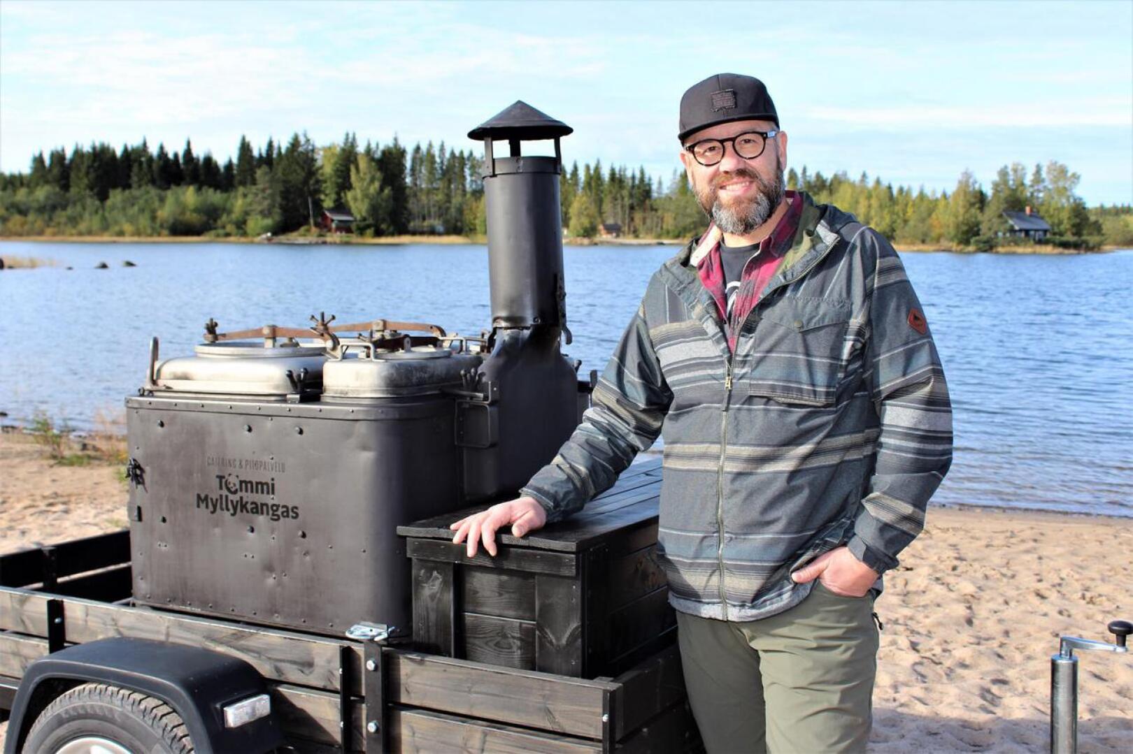 Kokkolalainen yksinyrittäjä Tommi Myllykangas nauttii erityisen paljon ruoan valmistamisesta luonnon keskellä.