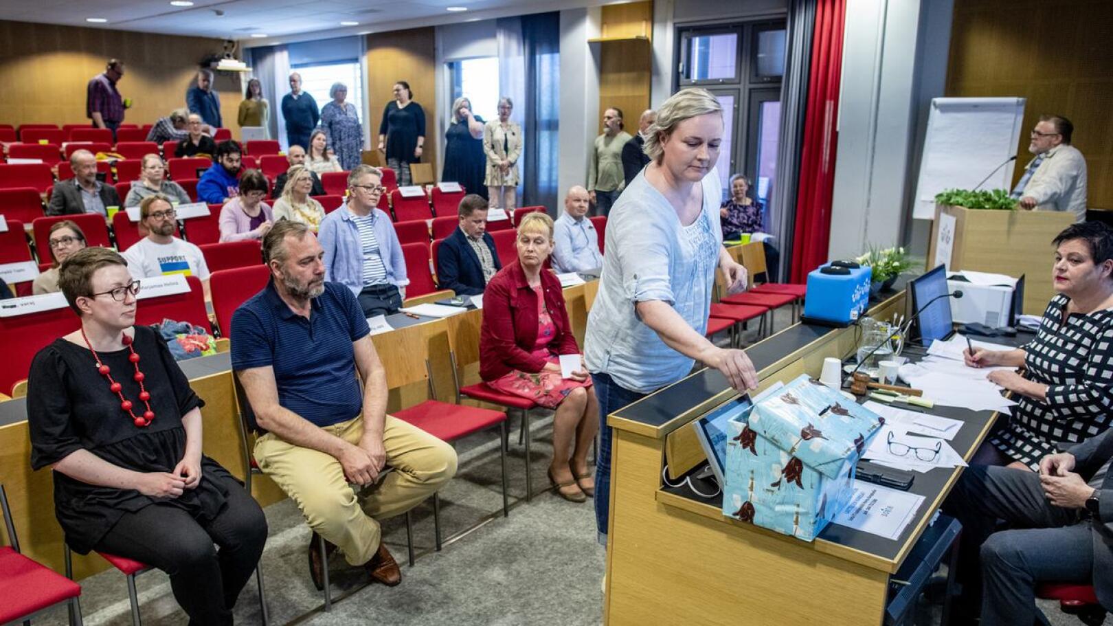 Äänestysvuorossa Pia Sillanpää (ps.). Keskiviikkona Keski-Pohjanmaan hyvinvointialueen aluevaltuusto valitsi hyvinvointialuejohtajan suljetulla lippuäänestyksellä. Minna Korkiakoski-Västi sai 44 ääntä.